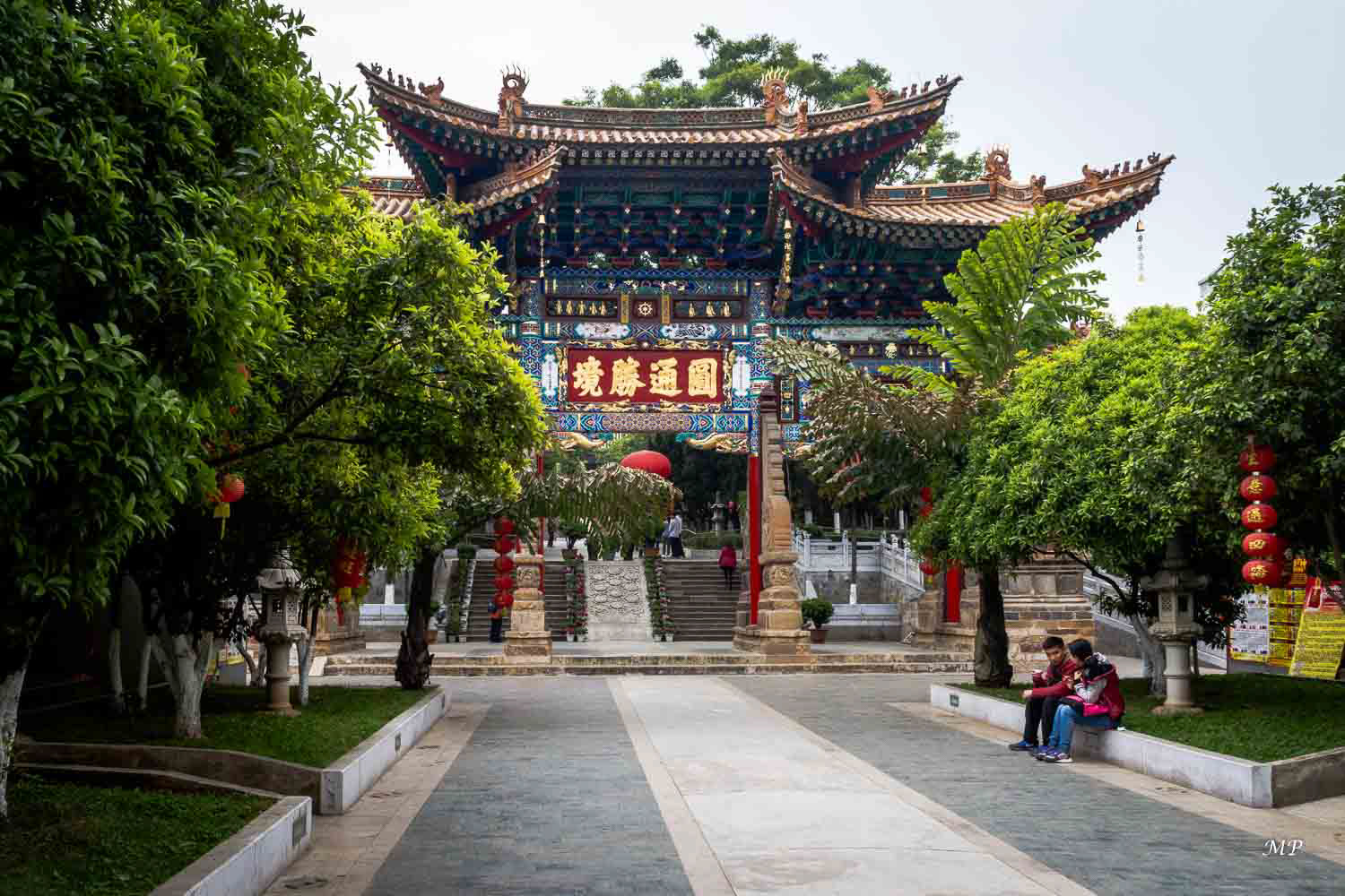 Yunnan - Kunming : Le Temple de la Compréhension de Toute Chose, construit il y a plus de 1000 ans est d'obédience zen. C'est un temple bouddhiste chinois où cours et pavillons se succèdent.