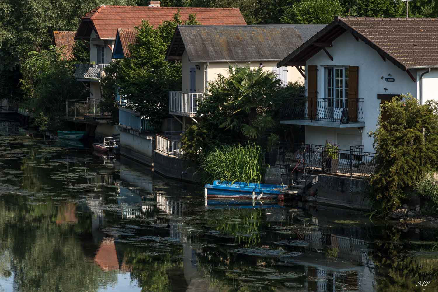 Maisons (et leurs garages à bateaux) vues du Pont Cotelle