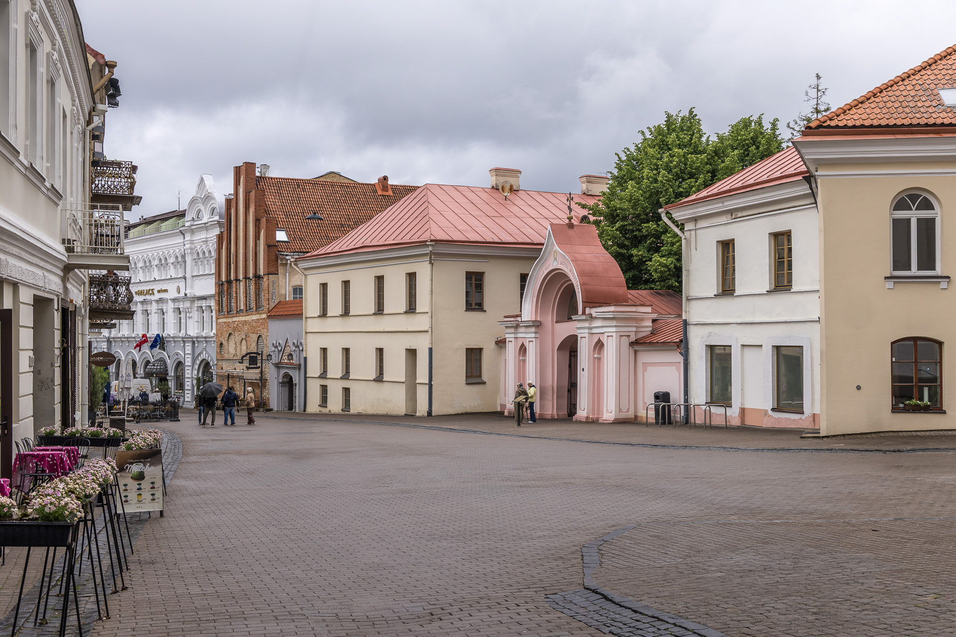 Vilnius - la rue Aušros Vartų et entrée de l'église orthodoxe du Saint-Esprit