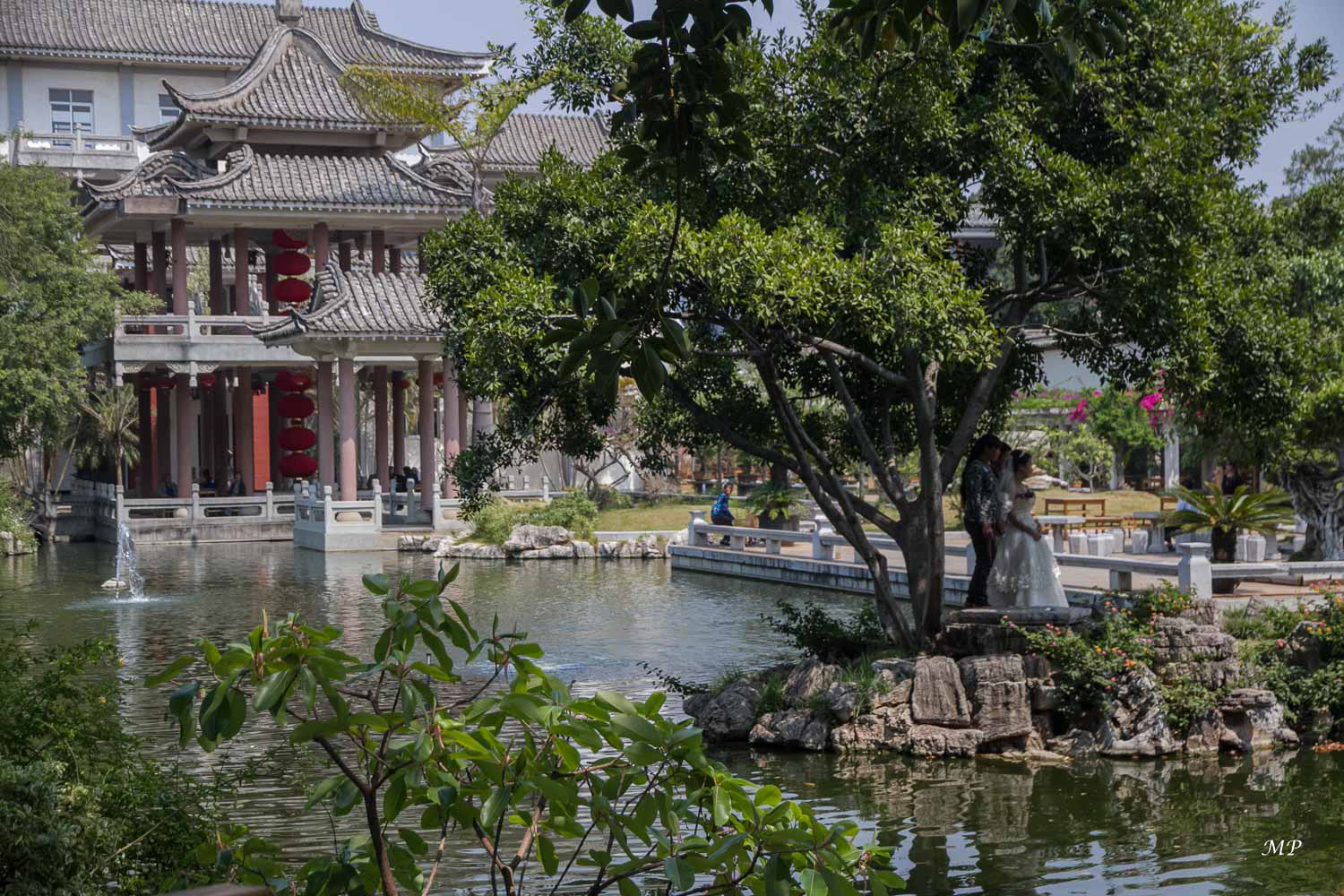 Yunnan - Jianshui : Au jardin de la résidence de la famille Zhu, différentes cours et pavillons se juxtaposent et se succèdent ciselés de portes lunes, de murs-écrans et de fenêtres à linteaux ornementés. Cette maison construite à la fin du 19e siècle fut la propriété d'une grande famille de commerçants