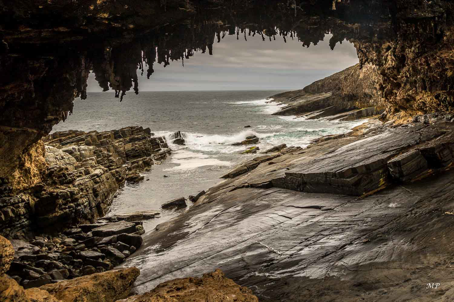 Kangaroo Island - Admirals Arch du Cap du Couedic : Cette arche rocheuse, ciselée par les éléments naturels, se déploie au-dessus d'une sorte d'auditorium naturel, et forme un terrain de jeu abrité, fréquenté par les phoques à fourrure qui pêchent dans les eaux côtières et viennent se reposer sur les rochers. 