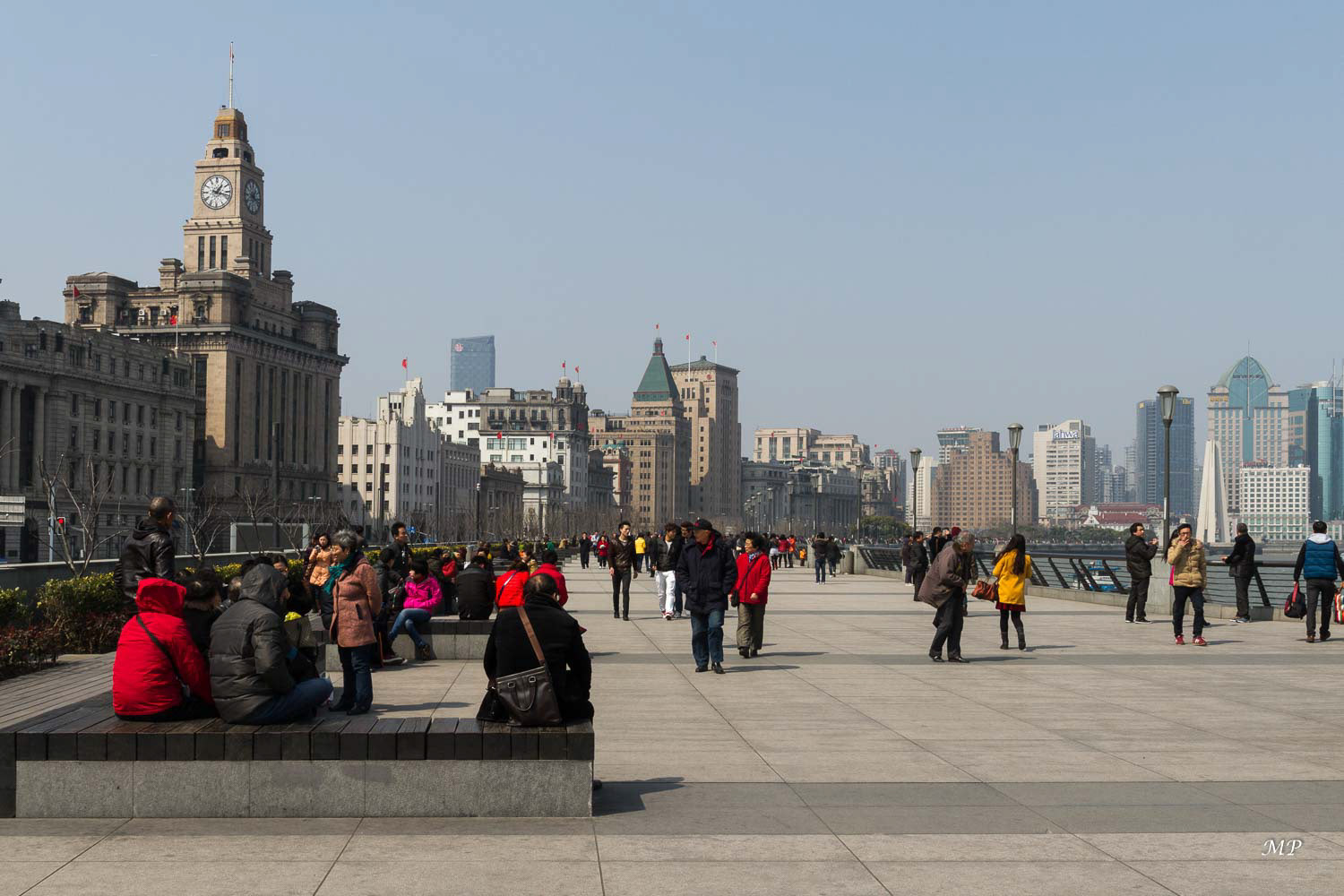 Shanghai - Le Bund se situe sur la rive ouest du fleuve Huangpu face au quartier financier de Pudong. C'est le grand boulevard de la ville. Il est jalonné de somptueux édifices de style européen des années 1930, sièges de banques ou de compagnies coloniales au sein de l'ancienne concession internationale.