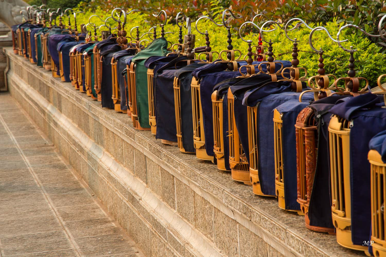Yunnan - Jianshui : Au pied de l’arche Chaoyang  se tient, chaque samedi matin, un petit marché aux oiseaux chanteurs