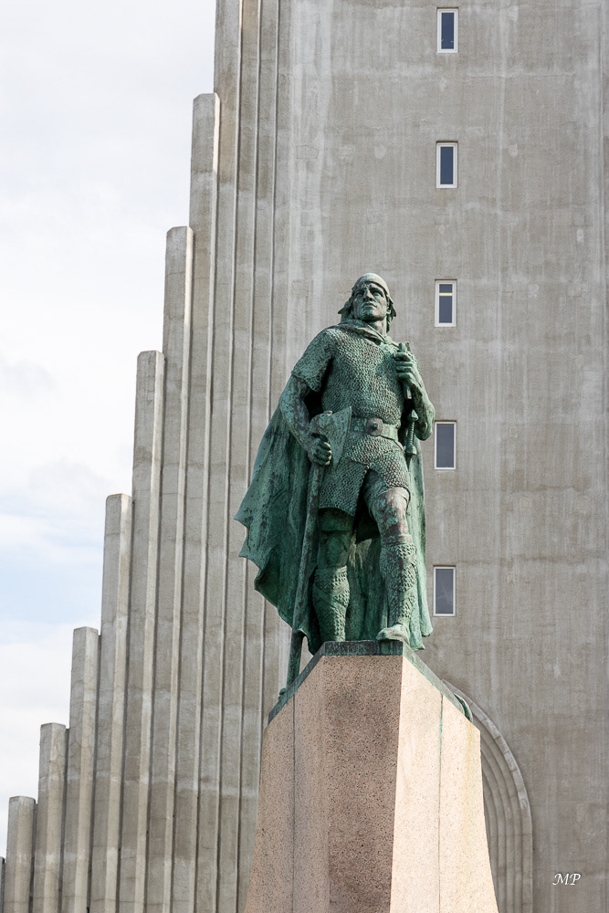 Reykjavik - Devant Hallgrimskirkja, la statue de Leifur Eiriksson qui a découvert l'Amérique du Nord en l'an 1000. Son père, Eric le Rouge, a découvert le Groenland vers 980.