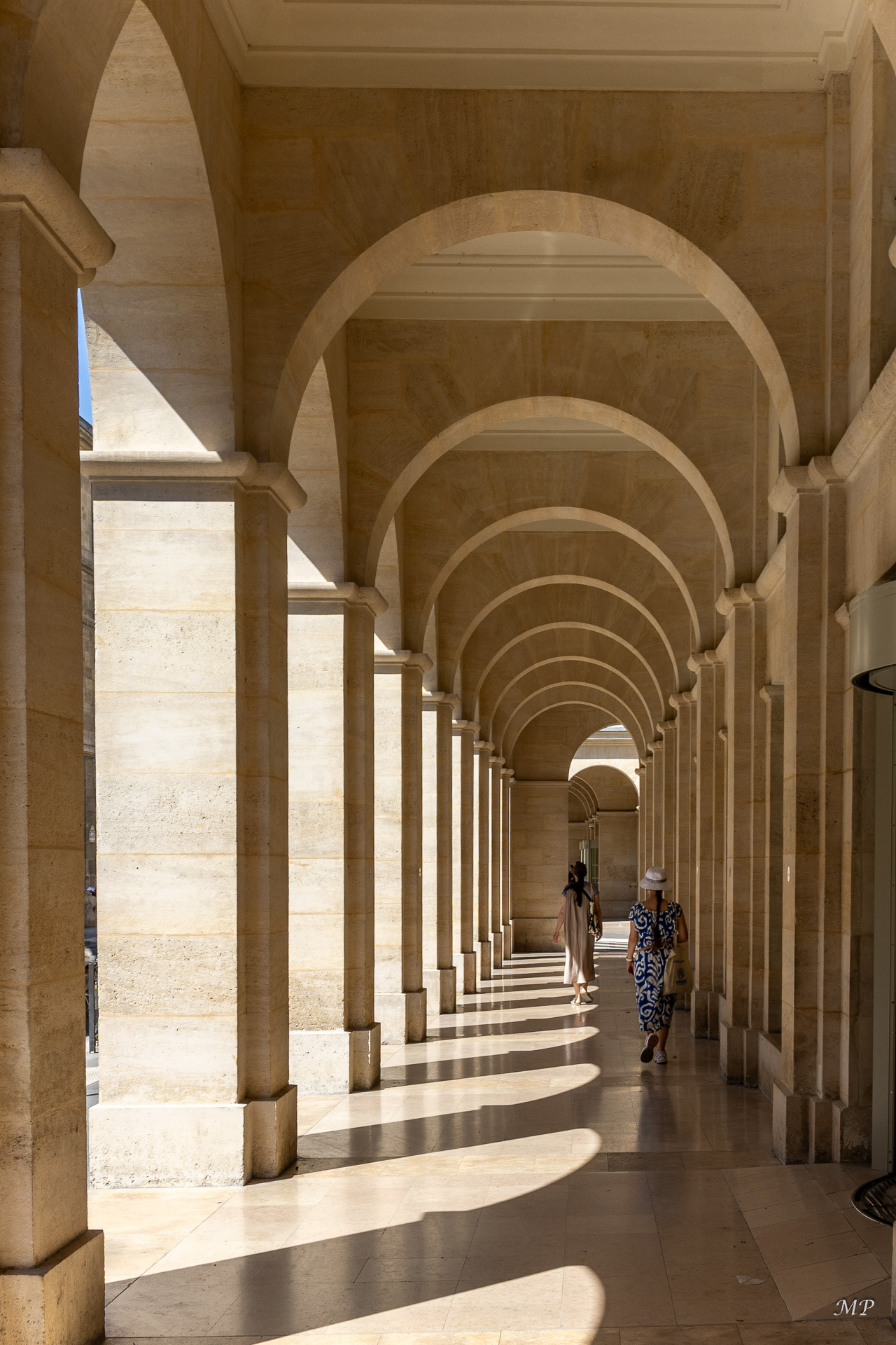 Rue Vaugirard, en face du sénat (VIe)