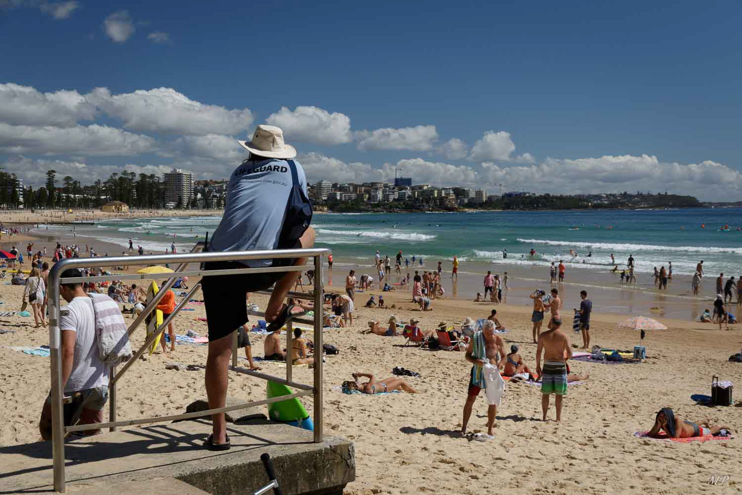 Manly est situé sur un isthme étroit au nord de la baie de Sydney à 30 minutes  par le Ferry de Circular Quay. Les Sydneysiders s'y retrouvent le dimanche.