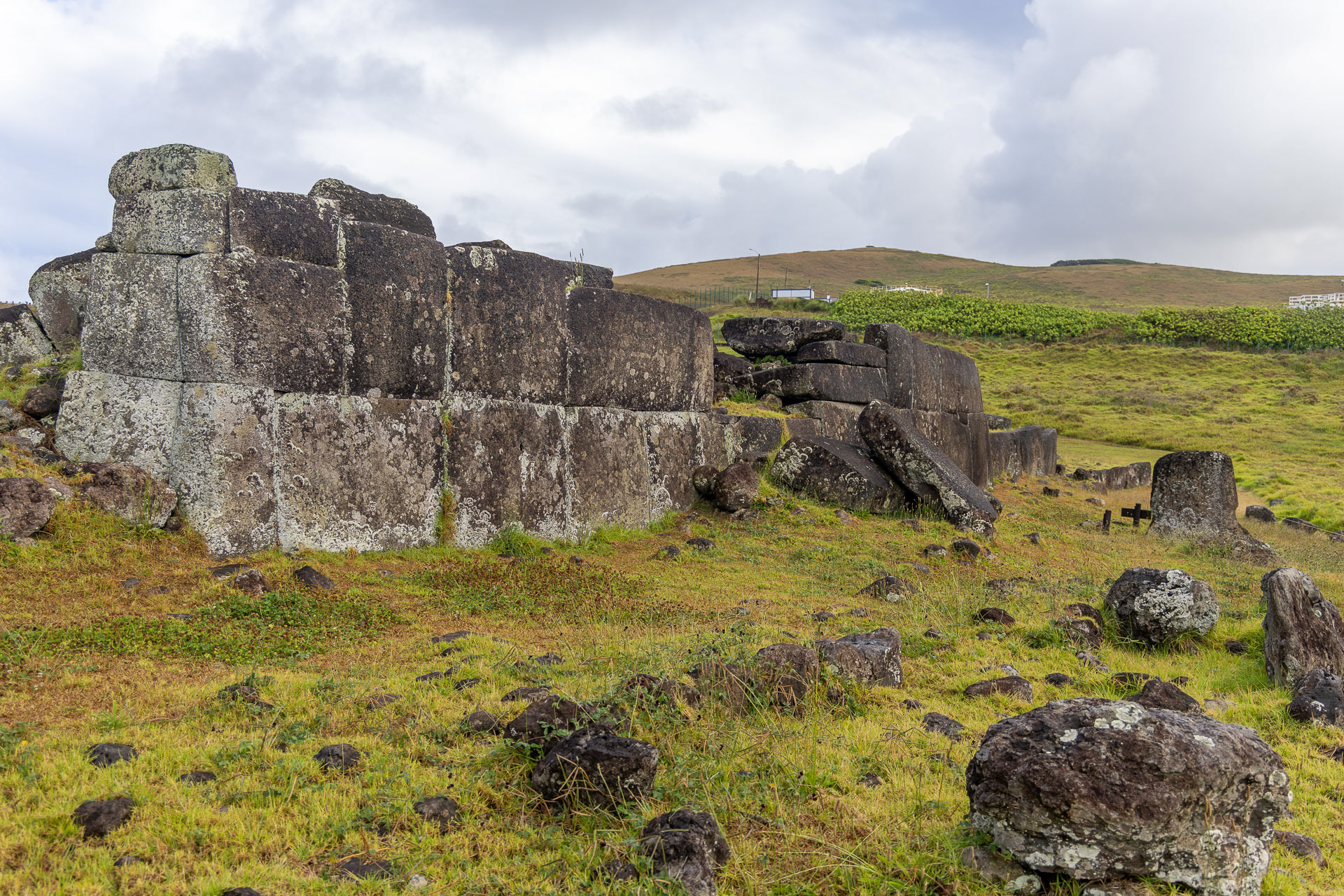 Vinapu est une zone cérémonielle où se trouve les restes de 3 plates-formes. Le mur d’Ahu Tahira rappelle les murs incas du Pérou