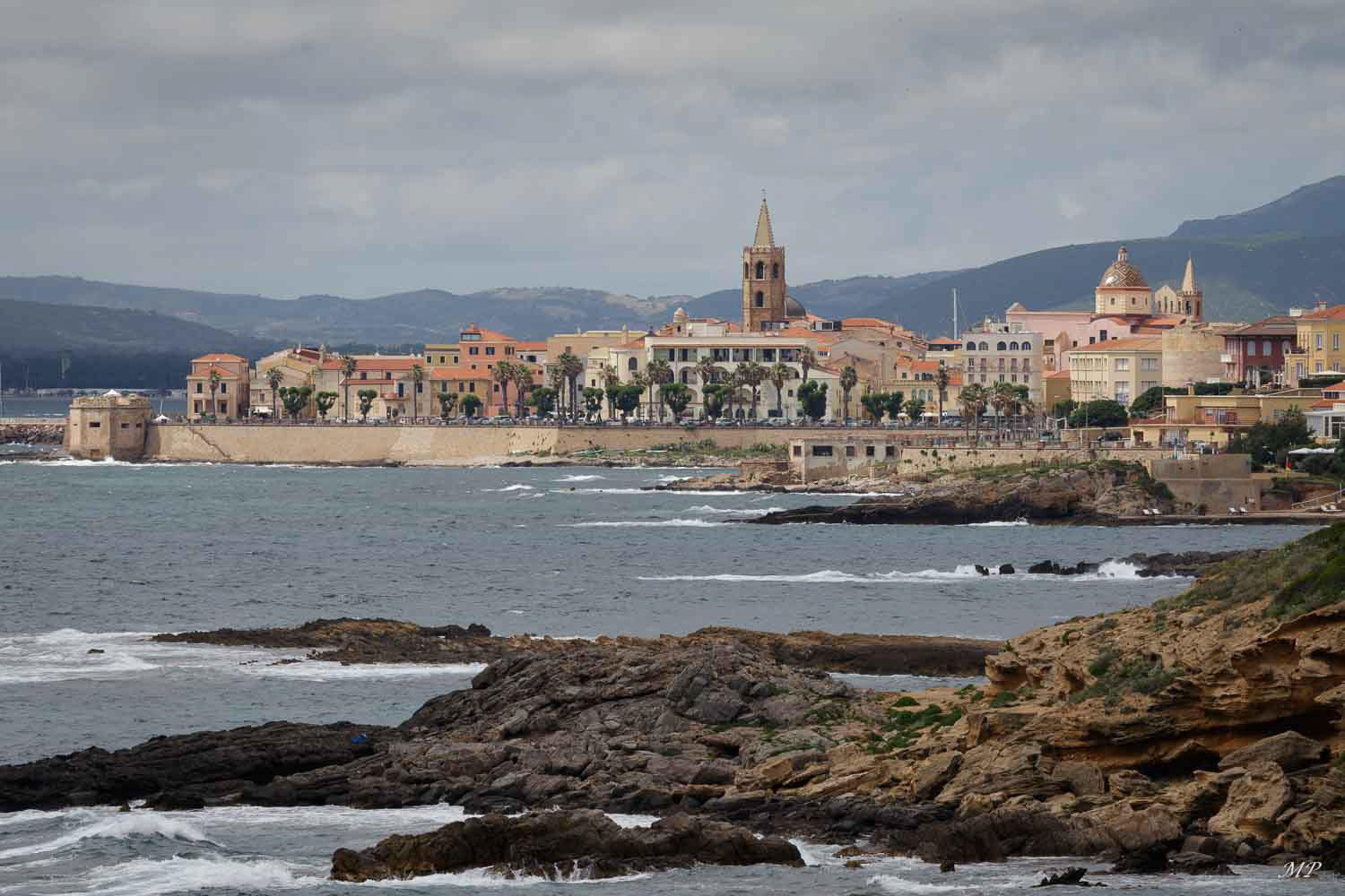 Alghero - A 70km au sud de Sassari, Alghero, dans la baie de Porto Conte, est une ville plus Catalane que Sarde.