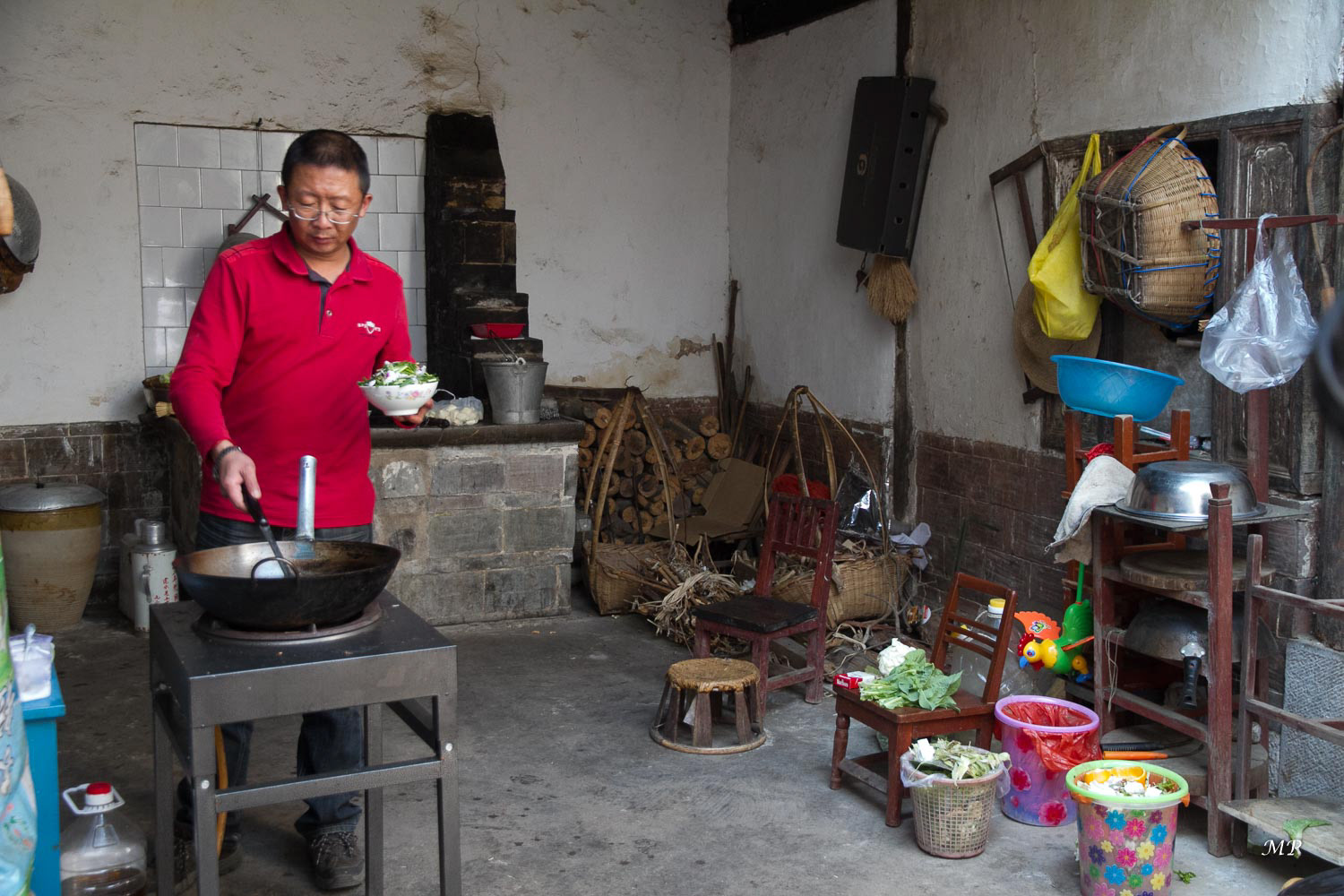 Yunnan - Yuanyang : Les hommes sont à la cuisine (traditionnelle à base de fleurs).... 