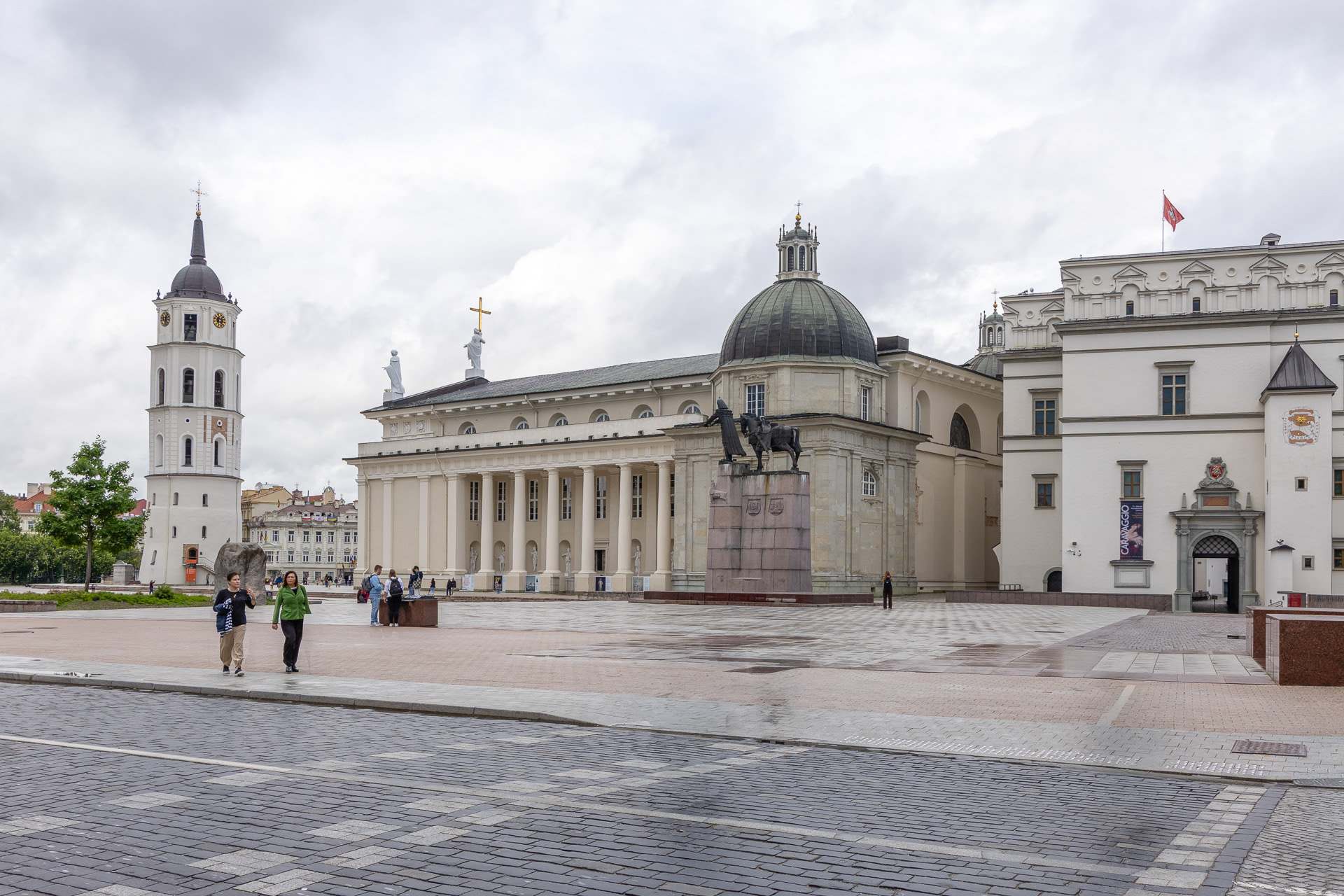 Vilnius - la Cathédrale Saint-Stanislas-et-Saint-Ladislas et son clocher néoclassique. À droite, le Palais des grands-ducs de Lituanie et la statue du grand-duc Gediminas, fondateur de la ville.
