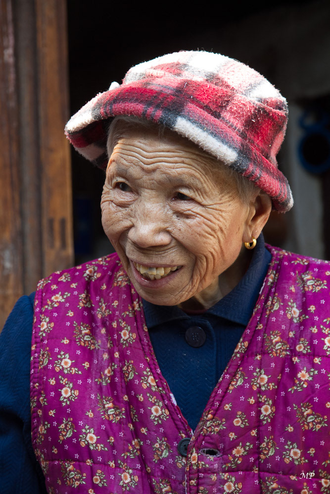 Yunnan - village de Tuanshan : L'accueil est chaleureux et l'endroit particulièrement paisible. Cette femme nous a raconté comment sa mère a réussi à la cacher pendant 10 ans dans la forêt pour lui éviter d'avoir les pieds bandés.