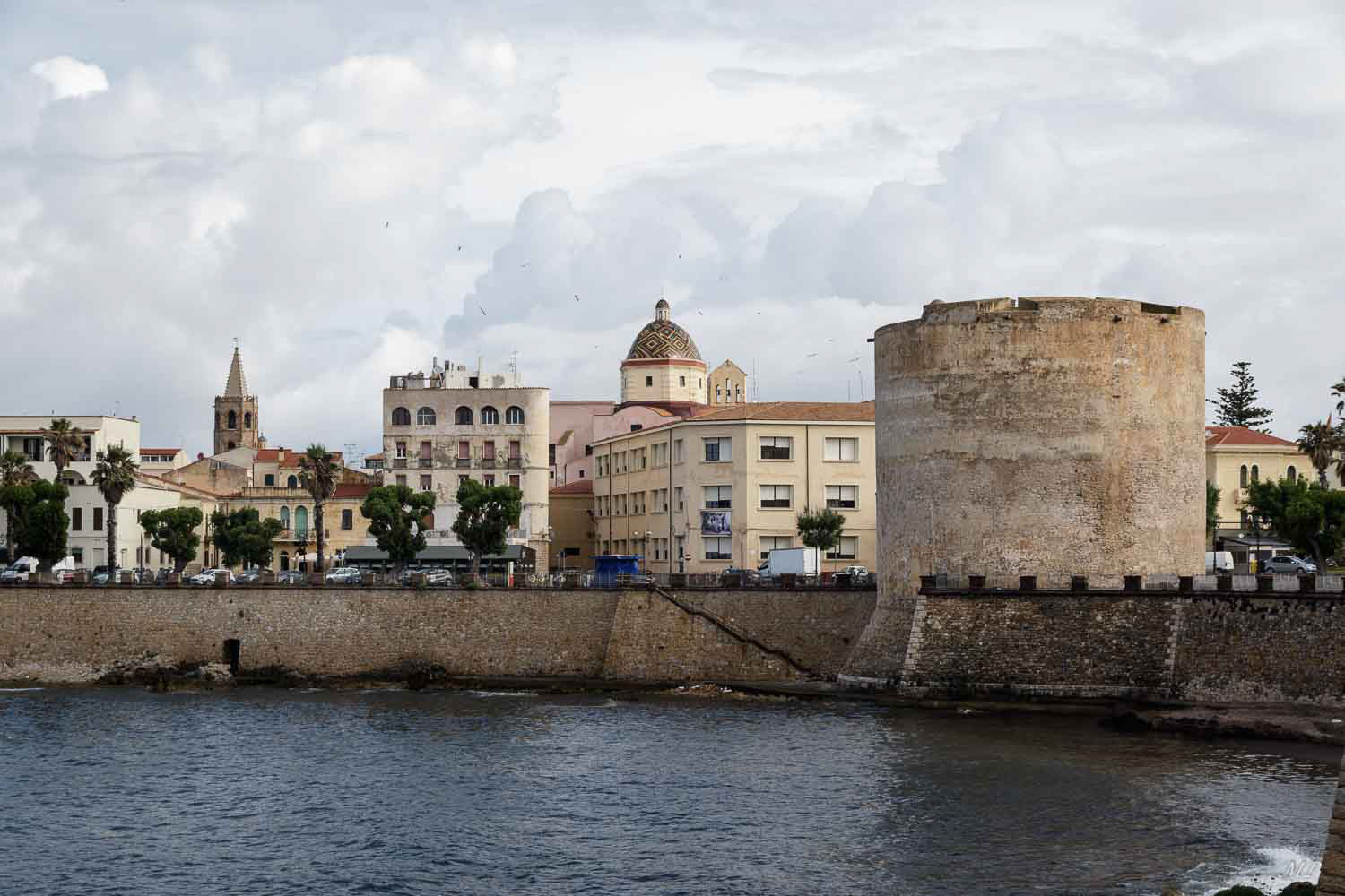 Alghero - La balade des remparts est un must de la ville, avec ici ou là quelques machines de guerres médiévales et un panorama remarquable sur la baie et le Capo Caccia qui abrite la célèbre grotte de Neptune.