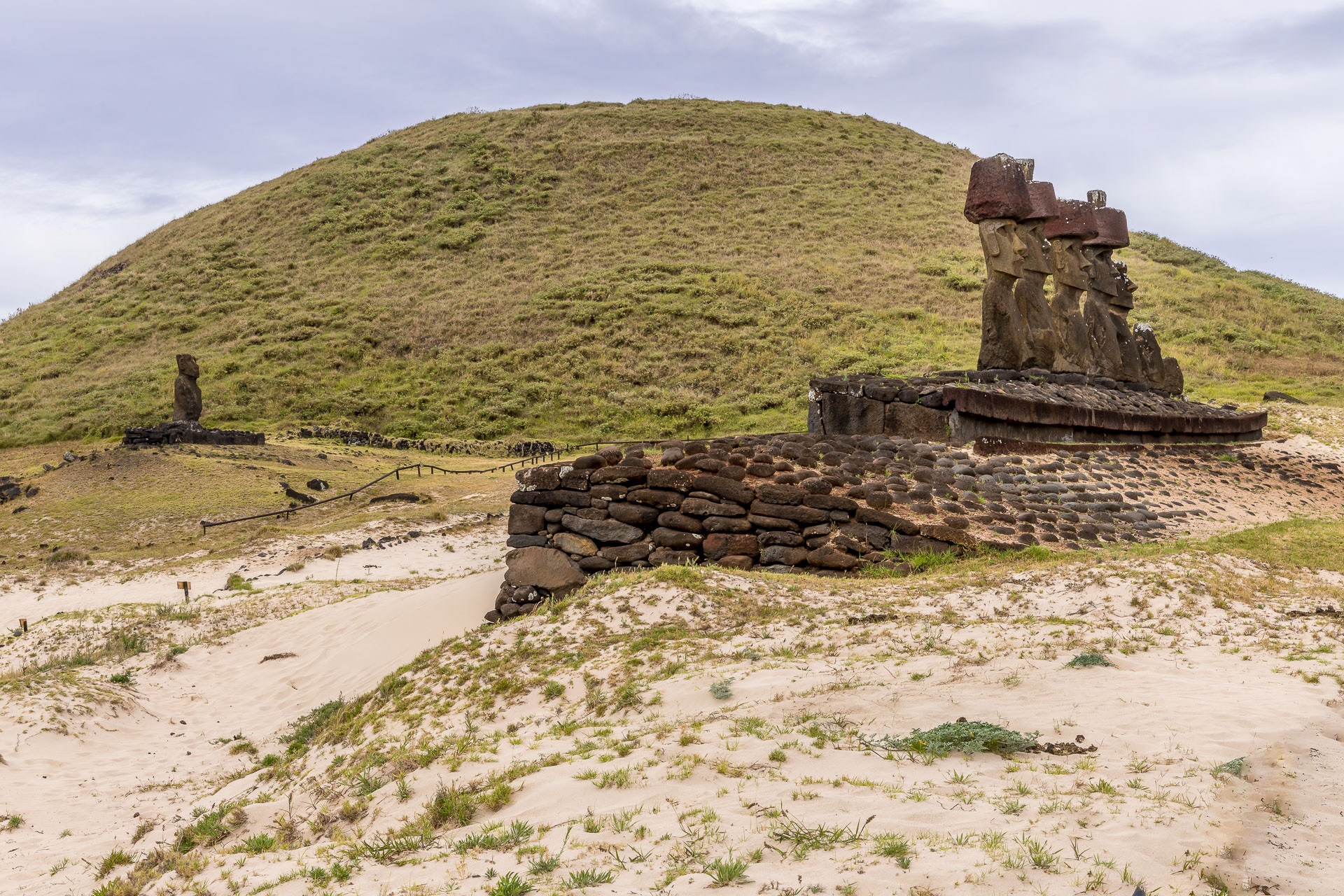 Anakena - Ahu Nau Nau est une plate-forme imposante. Ses sept moais se distinguent par la finesse de leurs traits et les détails gravés sur leur dos.