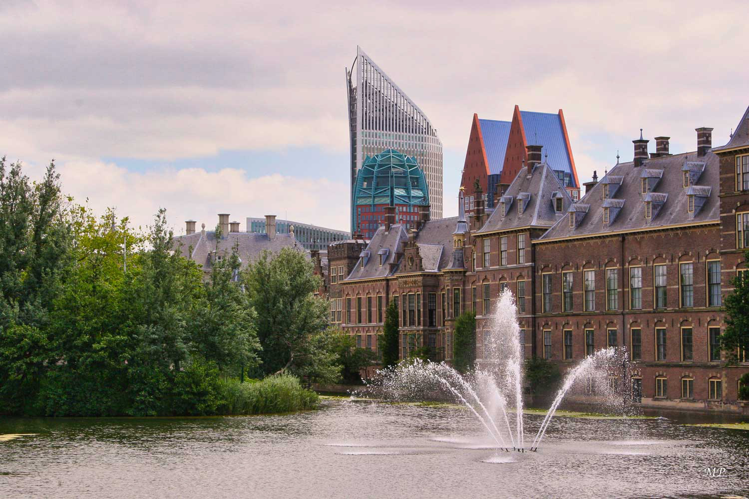 La Haye - l'Etang de Hofvijver devant le complexe du Binnenhof