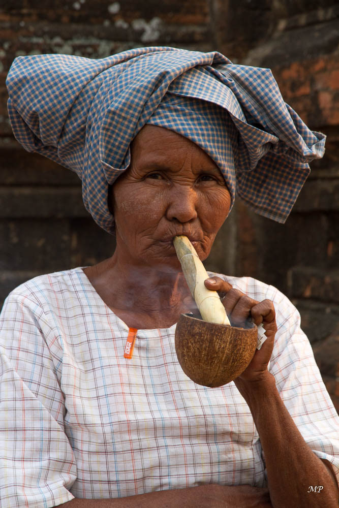 La fumeuse de pipe à Bagan