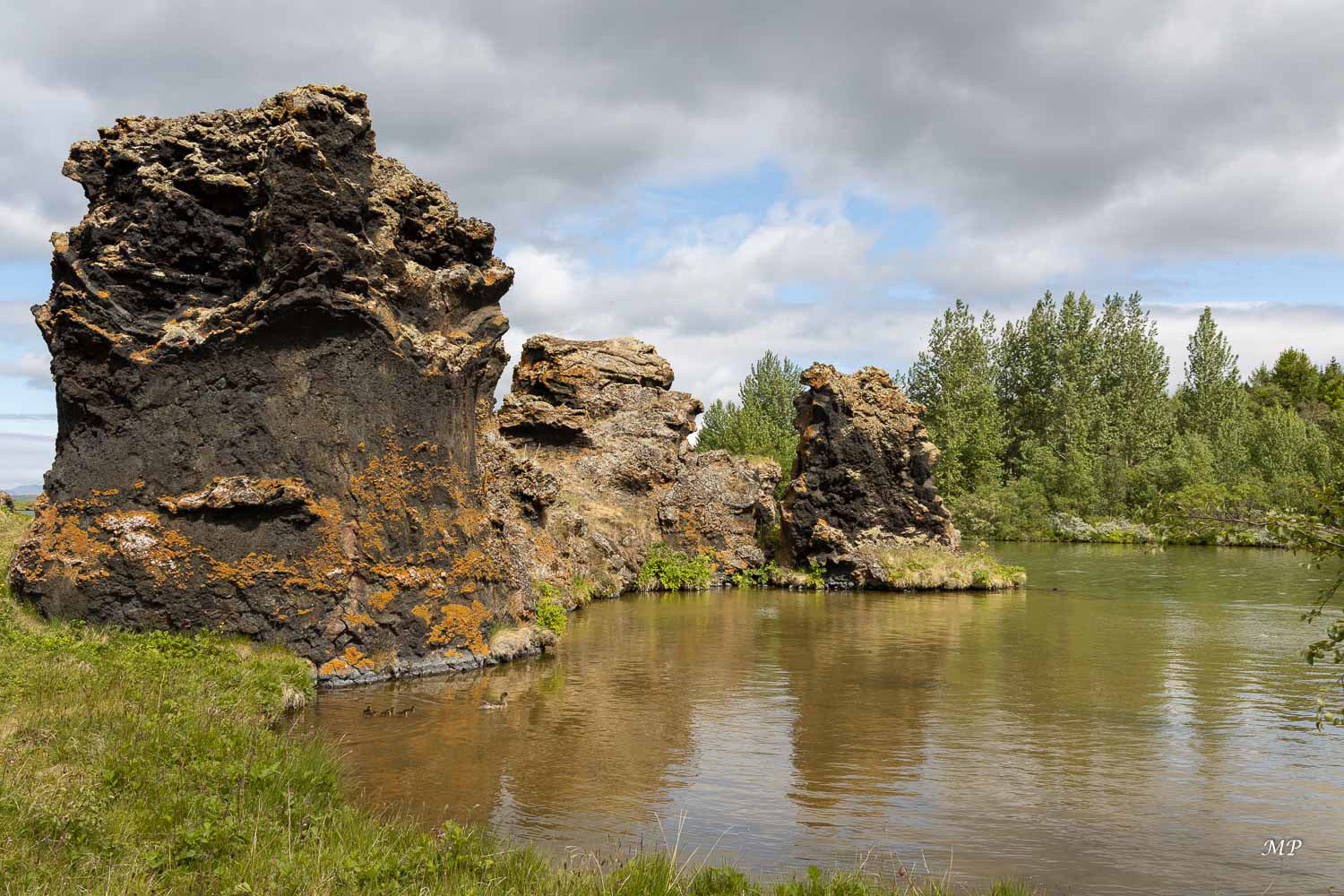 Lac Mývatn: les blocs de lave d'Hófði émergeant des eaux translucides.