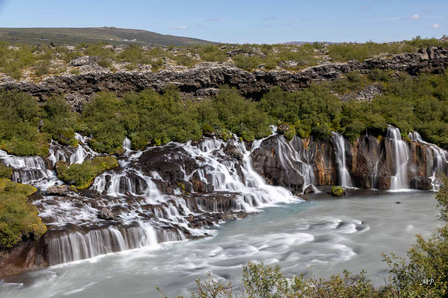 Vallée de la Hvítá - A Hraunfossar, l'eau jaillit du haut de la falaise sur 150m de long.