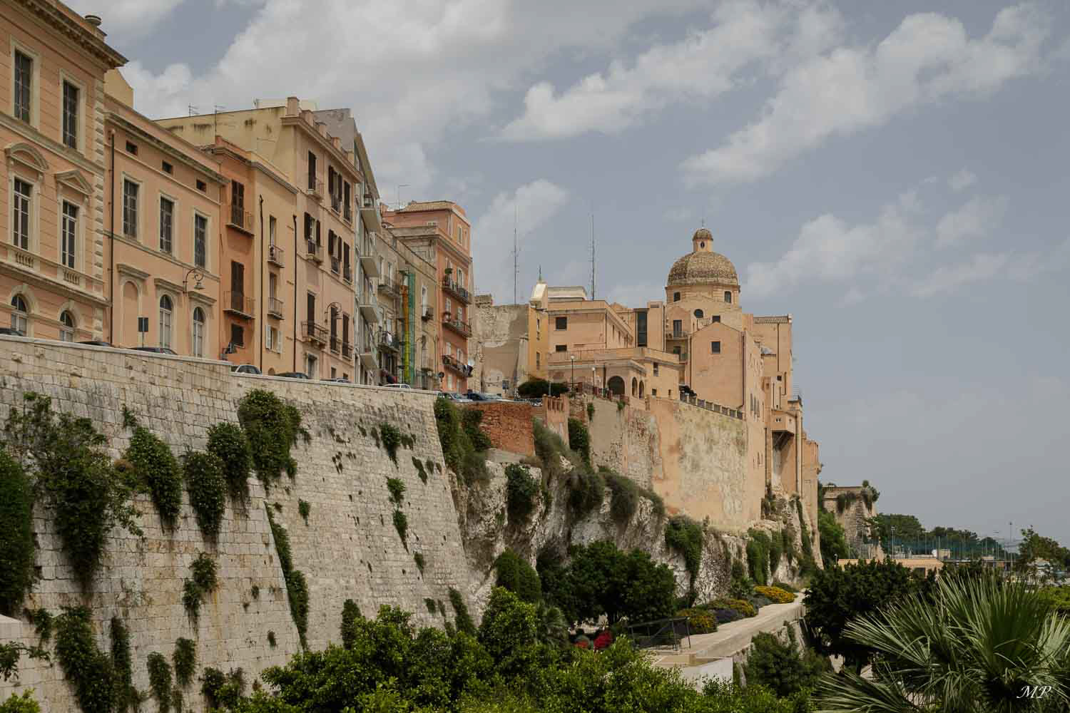 Cagliari - En continuité de la Piazza Palazzo, calme et paisible bordée de belles façades,  se dressent le Duomo et l'ancien palais des Princes de Savoie. Pendant des siècles ce fut le cœur du pouvoir royal en Sardaigne
