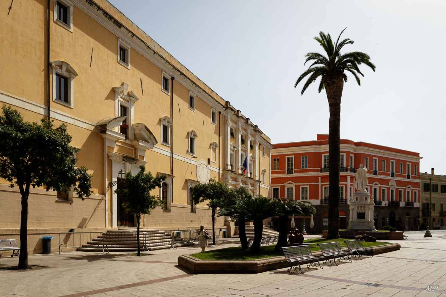Oristano - La place centrale de cette ville de 32000 habitants est déserte le dimanche matin