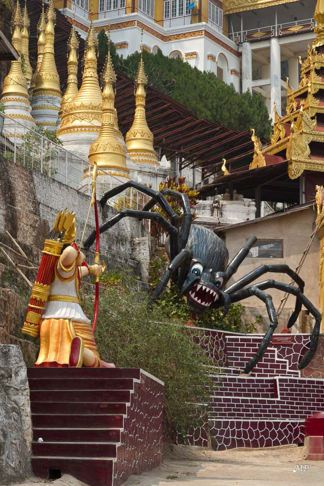 L'entrée de la Grotte Shwe Oo Min : un archer et une araignée sont les symboles officiels de la ville de Pindaya. Selon la légende le prince Kummabhaya libéra 7 princesses retenues prisonnières dans la grotte par un nat ayant pris l'apparence d'une araignée géante.