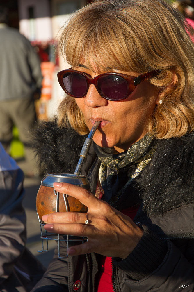 Le maté est la boisson nationale. C'est un mélange de feuilles de yerba que l'on place dans une calebasse. On rajoute ensuite de l'eau pour faire infuser ainsi qu'une bombilla (paille métallique qui filtre la boisson pour ne pas boire les feuilles). Il peut se boire chaud ou froid