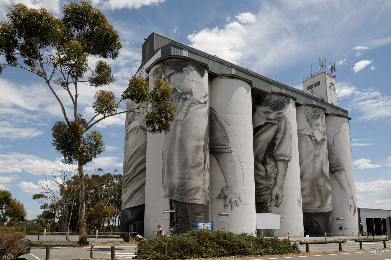 Street Art à Coonalpyn - Guido van Helten est un artiste australien qui s'est fait un nom en créant des œuvres d'art publiques à grande échelle. Ici sur un silo de 30 m dans une très petite ville traversée par la Western Highway qui relie Adélaïde à Melbourne.