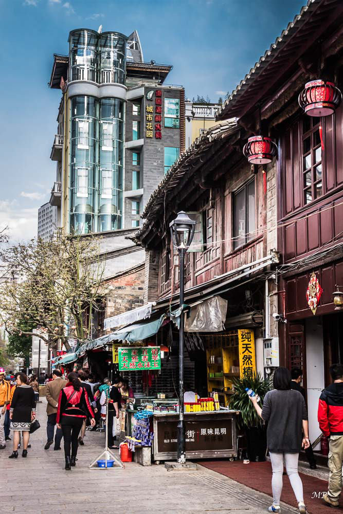 Yunnan - Kunming : Capitale de Yunnan, Kunming est située au centre de la province. Perchée à 1900m d'altitude, elle bénéficie d'un climat doux tout au long de l'année  avec une température moyenne de 15 à 18 degrés.  Son climat agréable favorise la croissance de fleurs et d'essence rares et des milliers de mouettes migratrices, attirées par la douceur du climat, viennent y passer l'hiver.
