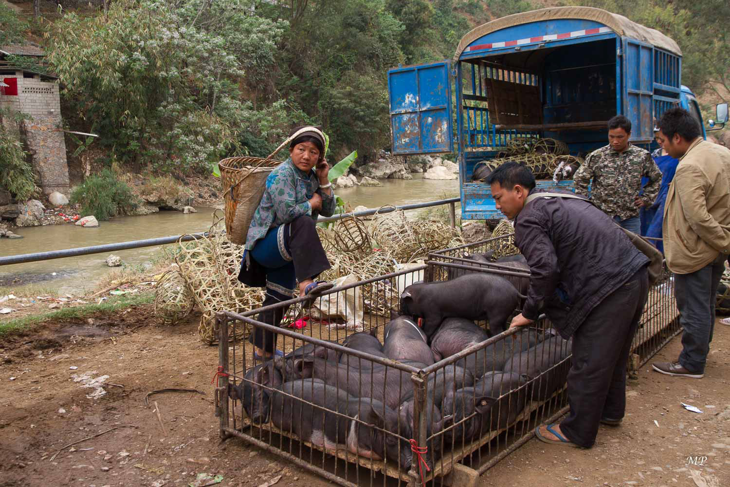 Yunnan - Yuanyang: Les marchés sont très pittoresques et on y croise de nombreuses ethnies. Ici le marché de Laomeng