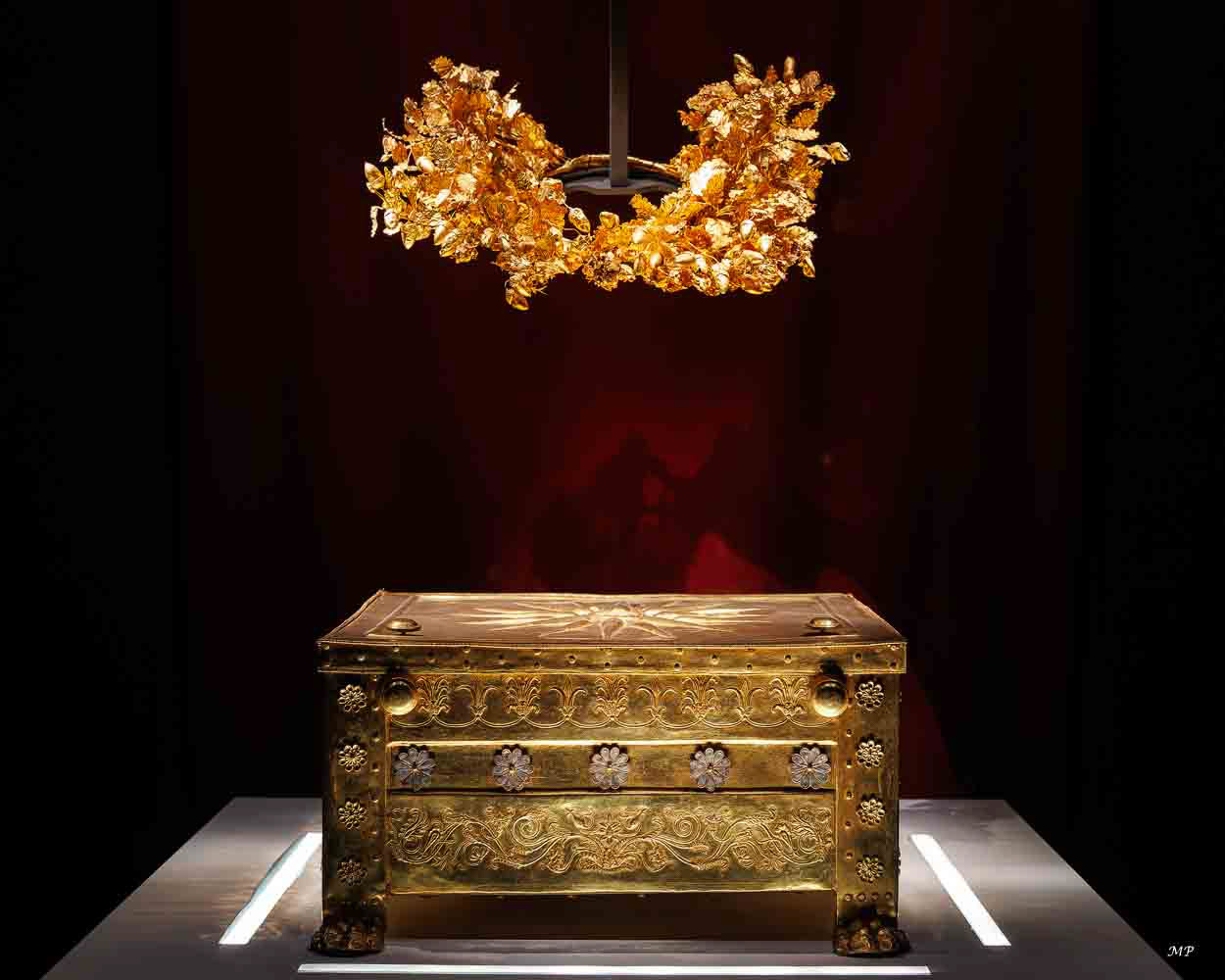 Vergina, L'urne dorée et la couronne de chêne de Philippe II