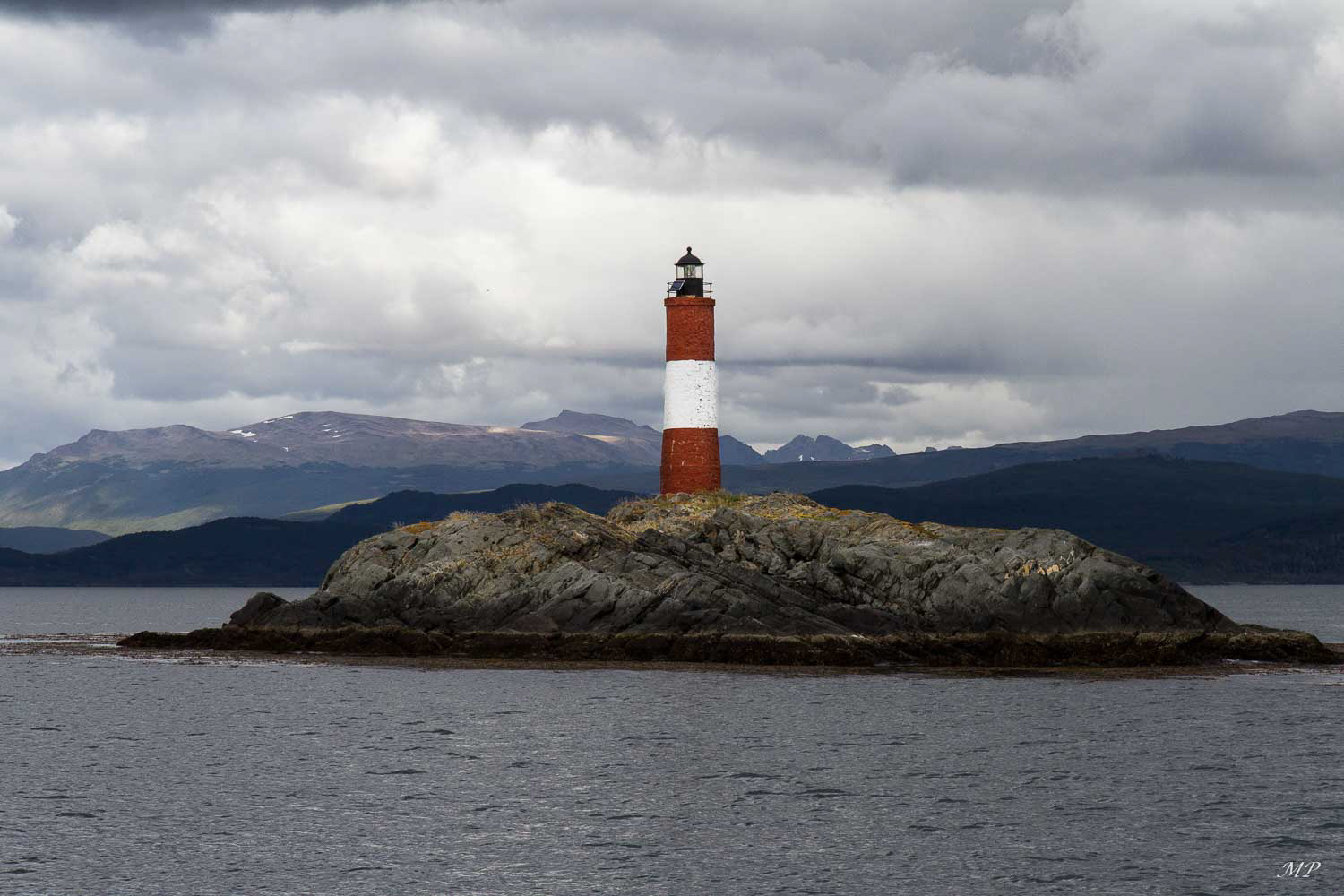 Ushuaia: Le phare des Éclaireurs, construit par des français en 1920, contrôle l'entrée à l'Est de la baie.