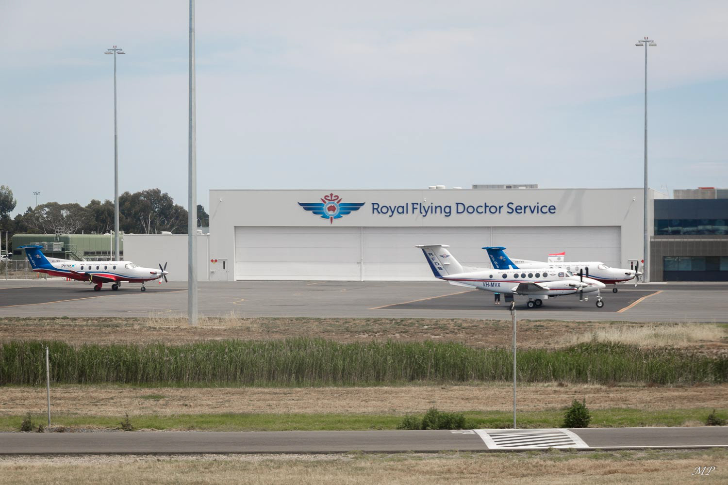 Le RFDS dispose de 68 avions qui couvrent toute l'Australie. Un hangar lui est réservé dans chaque aéroport.