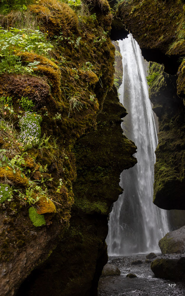 Gljúfrafoss : Accessible par un étroit passage sous la roche