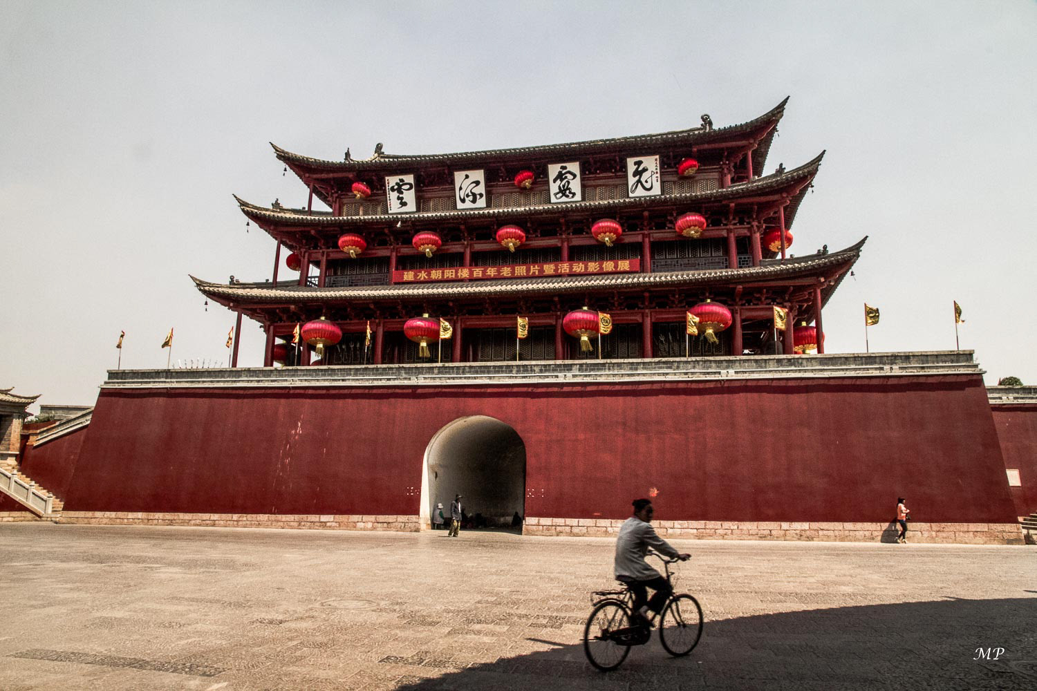 Yunnan - Jianshui : Au centre de l’ancienne ville de Jianshui, l’arche Chaoyang est aussi connue sous le nom de "petit Tiananmen", car sa structure et sa couleur ressemblent beaucoup à celle de Pékin. L’arche Chaoyang  a été construite en 1328, soit 28 ans avant que Tienanmen de Pékin. Elle a une hauteur de 28 m.