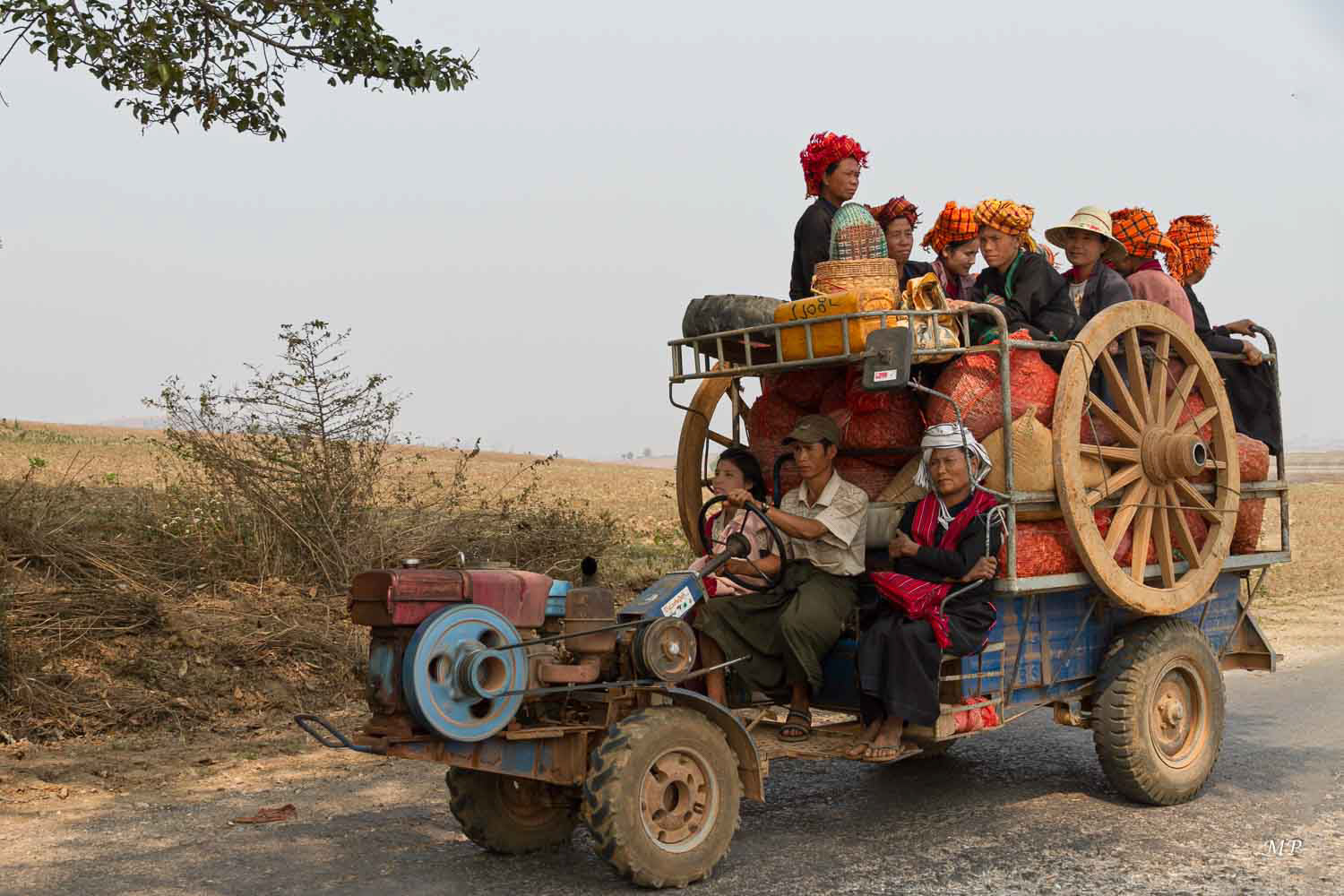 Etat Shan: Le moteur est unique et se démonte pour s'adapter à plusieurs usages. il sert sur le camion à transporter les bouddhas, les gens au marché ou dans les champs puis Il est installé sur le bateau pour traverser la rivière et pour ceux qui peuvent se le permettre il est aussi transférable sur le tracteur...