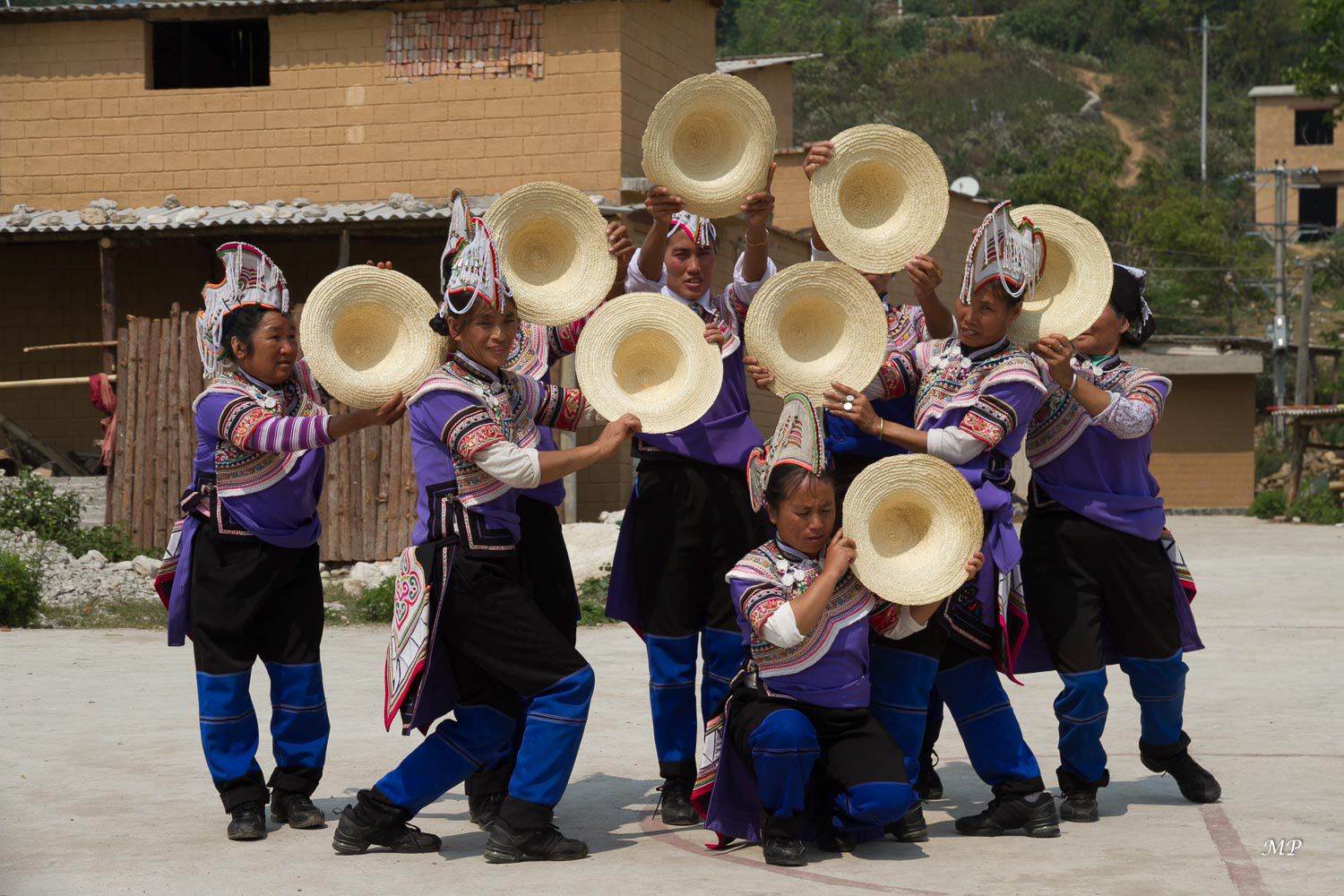 Yunnan - Yuanyang : Puis les villageois nous ont préparé un petit spectacle de chants et danses de leur cru.