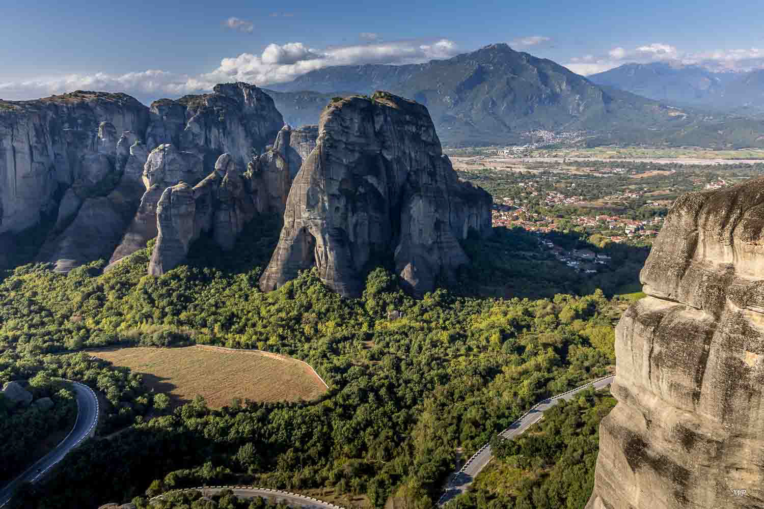 Juchés sur la grande plaine de Thessalie, dans la vallée du Pénée, les Météores sont d’importants blocs de grès avec aux sommets des monastères qui ont été bâtis entre le XIVe et le XVe siècle. Jusqu’à ce que des escaliers et des routes soient construits pour faciliter l’accès aux monastères, seule l’utilisation de remontées mécaniques et de cordes avec des poulies permettait à priori de s’y rendre. Leur construction reste donc relativement énigmatique.