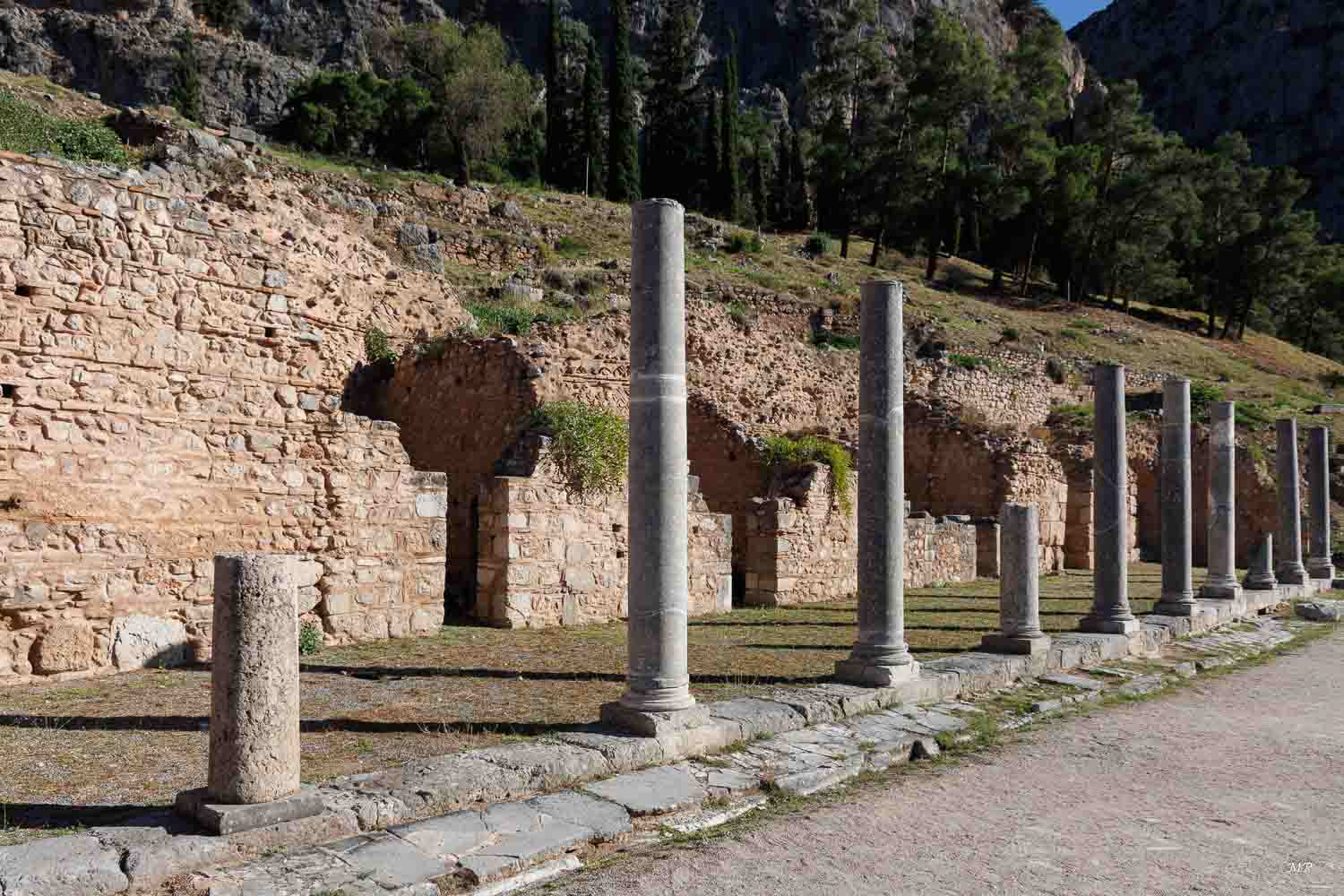 Delphes était au VIe siècle av. JC le véritable centre et le symbole de l'unité du monde grec. C'est ici que la Pythie délivrait ses oracles.