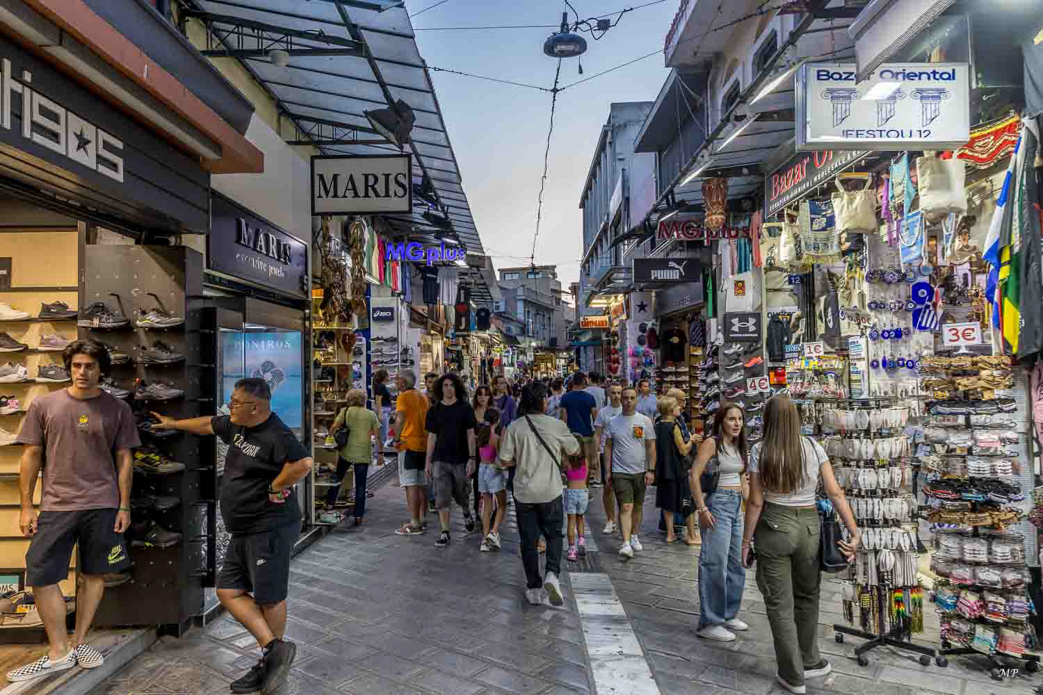 Rue commerçante animée du Quartier Spirri 