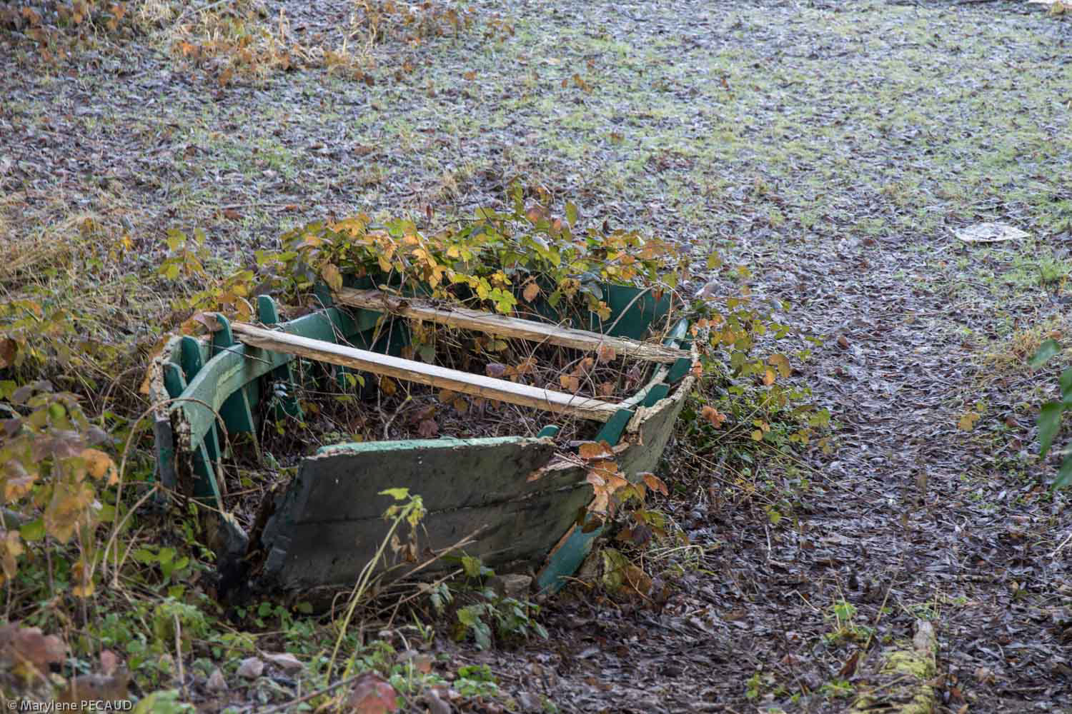 Cette petite barque de pêcheur n'a pas survécu aux inondations et reste échouée sur la rive...