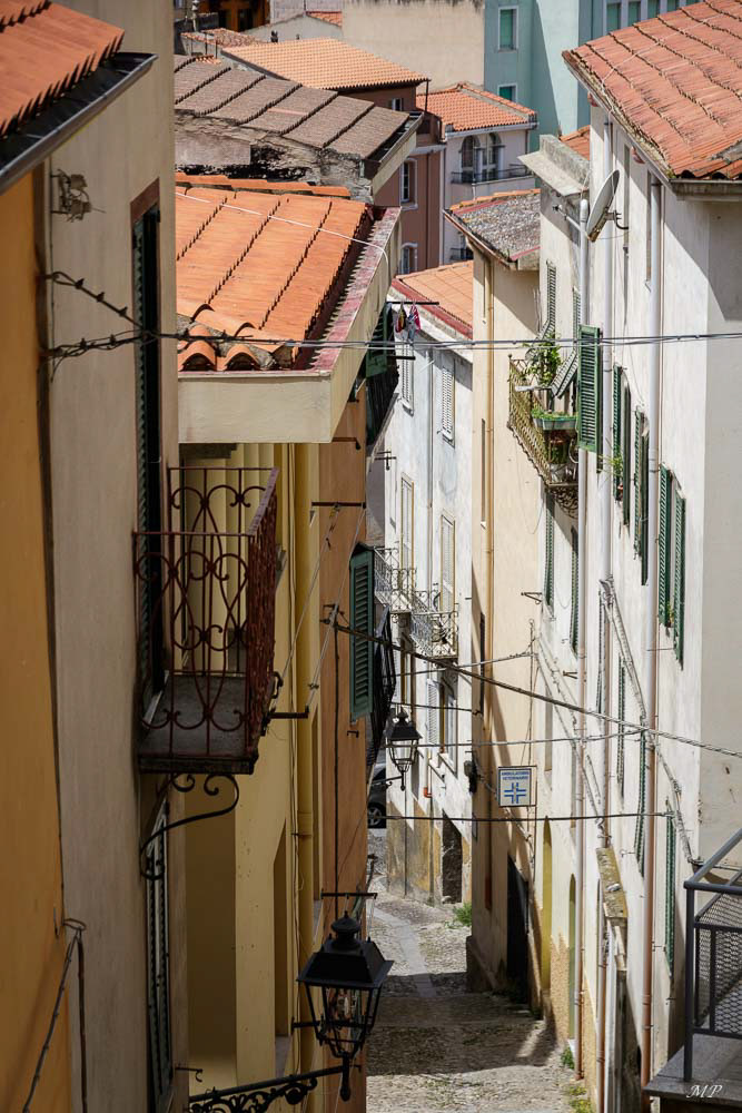 Ozieri - Petit village labyrinthique perché avec ses ruelles pentues, escaliers, placettes et belles demeures. Au printemps les jasmins embaument les passages.