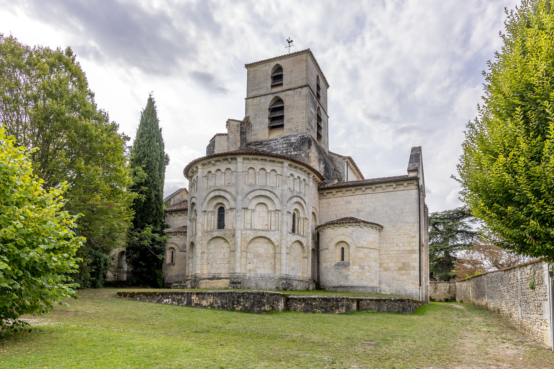 Bourg-Charente: (17) -  l'église St-Jean-Baptiste