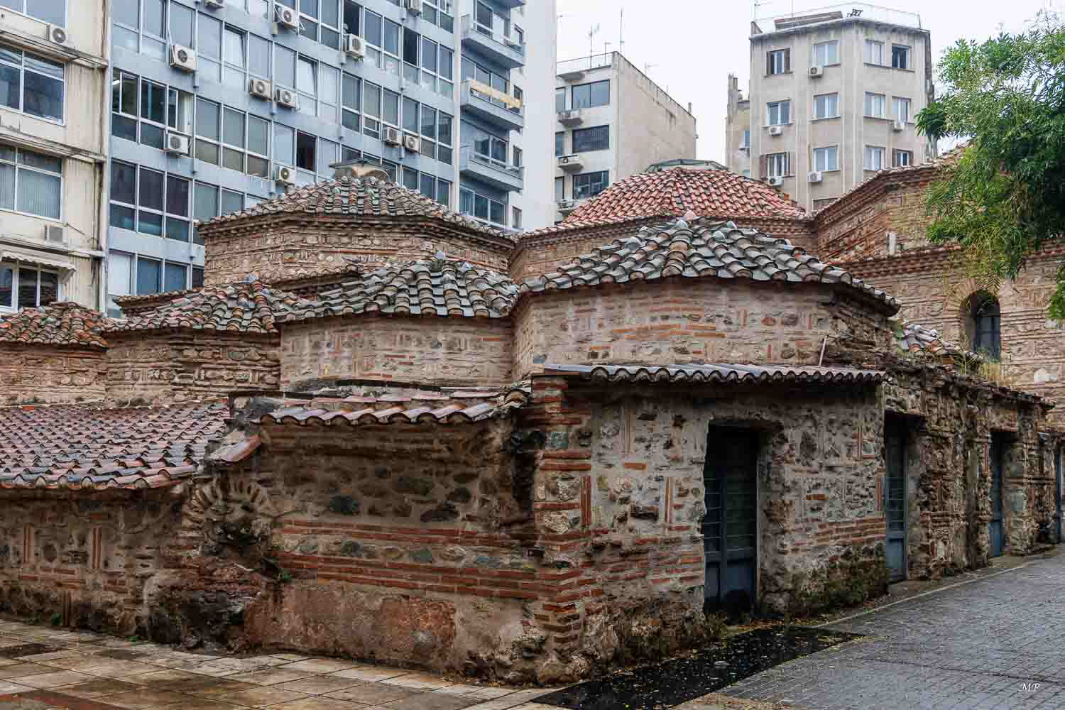 Les bains "Bey Hamam" ont été construits par les ottomans en 1444. Ils sont considérés comme les plus importants bains de cette période existant encore de nos jours en Grèce.