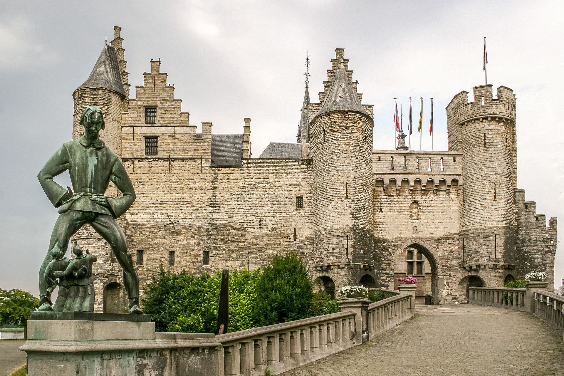 Anvers, la forteresse Steen avec la statue du lutin anversois légendaire, Lange Wapper.