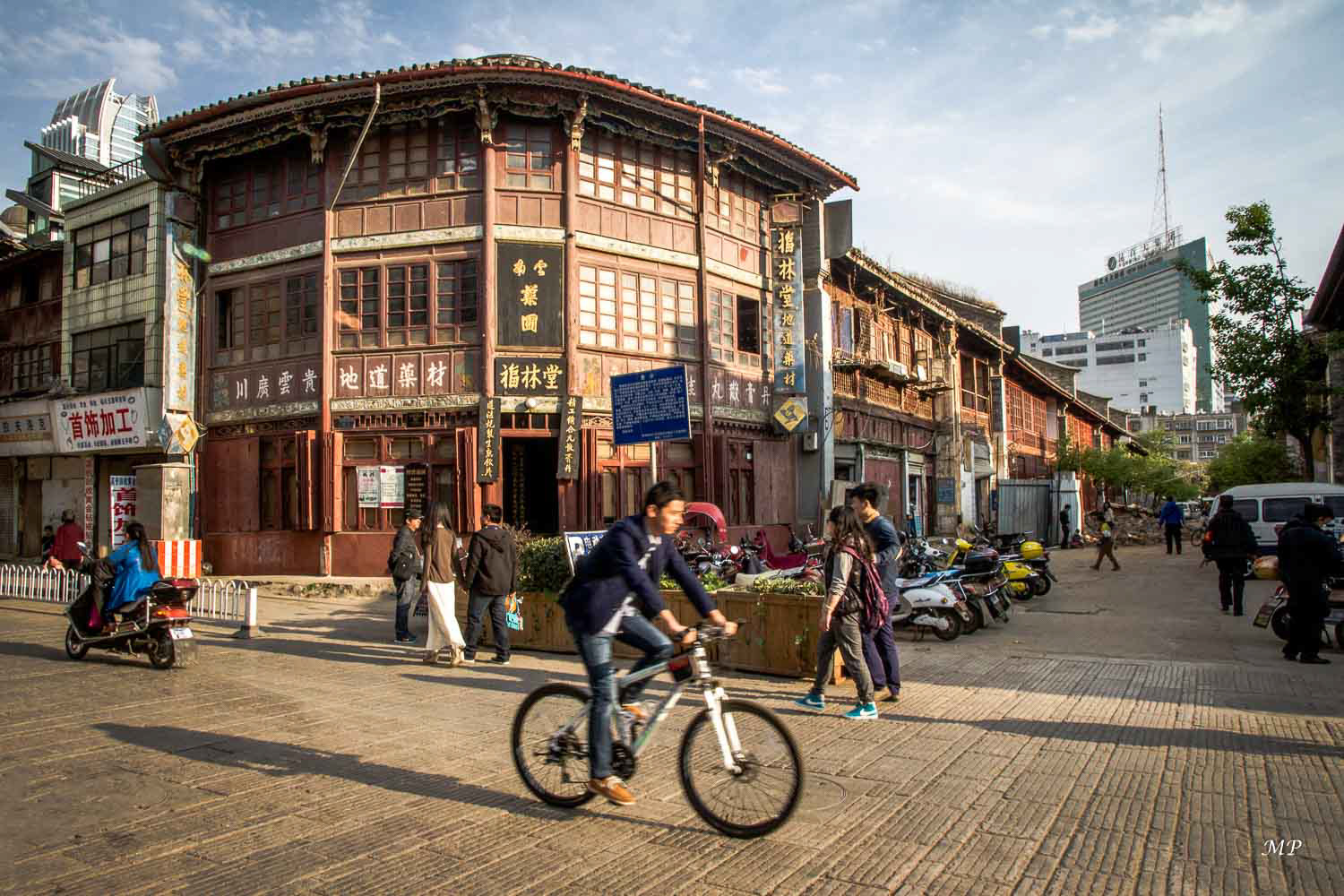 Yunnan - Kunming : La pharmacie traditionnelle Fullintang dans le peu qui reste de la vieille ville.