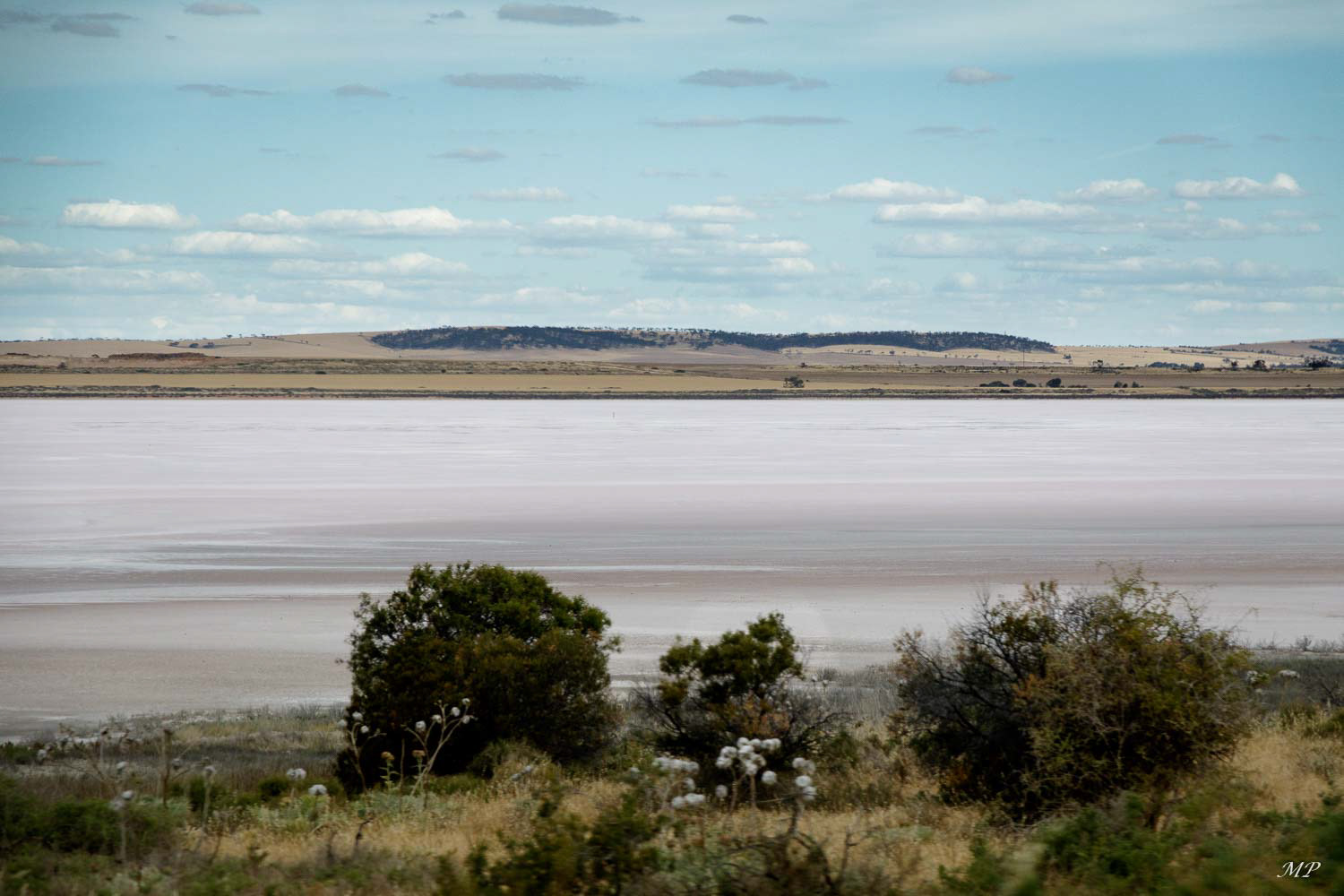 Le lac  Bumbunga  est un lac salé au nord d'Adélaïde. Il est asséché l'été et prend de jolies teintes rosées
