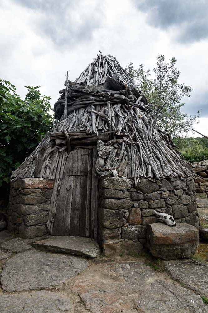 En Sardaigne, les Pinetas sont des constructions traditionnelles à structure mixte : les murs de base sont montés en pierre sèche, et le toit fait de branchages avec une forte pente.