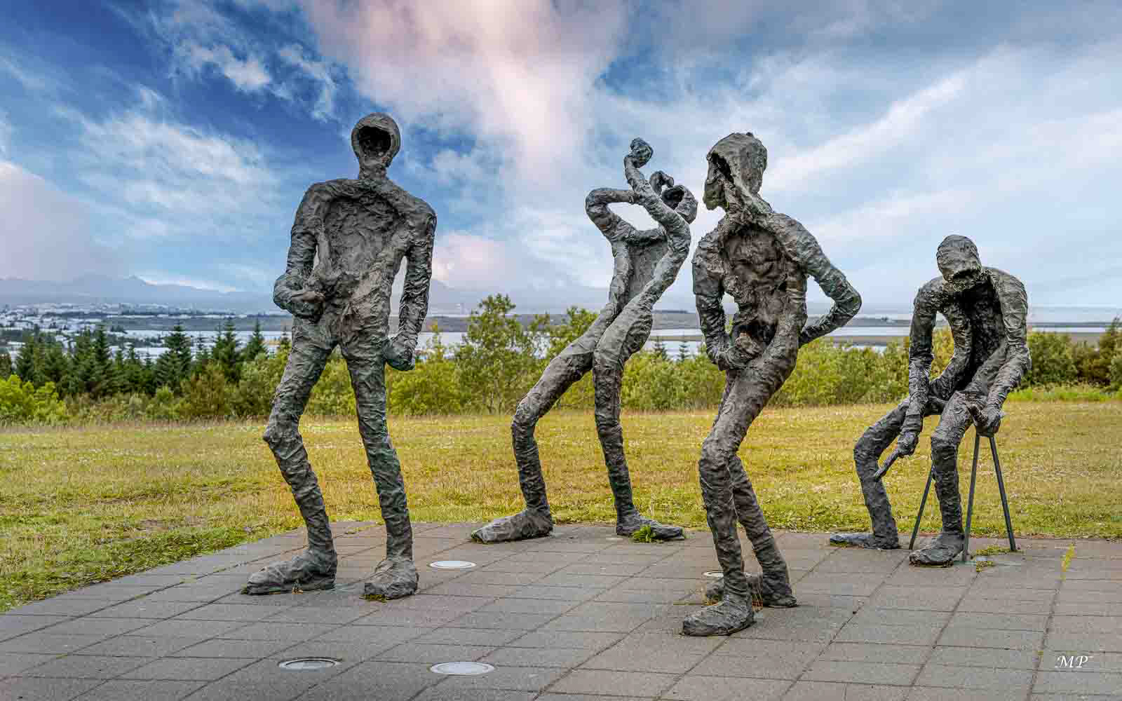 Reykjavik - Perlan sur la colline Öskjuhlio était le grand réservoir géothermique qui alimentait la ville. En 1991, les  six réservoirs, reliés par des passerelles furent transformés en musée : planétarium (aurores boréales garanties), observatoire, exposition nature etc.