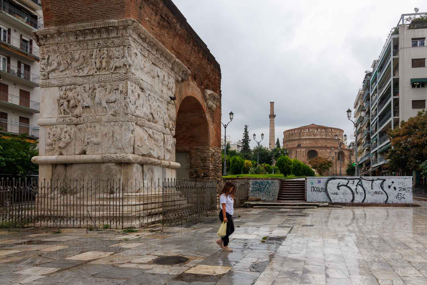 L' Arc de Galère, tout comme la Rotonde, est construit vers 306 après JC, à la demande de l’empereur Galère.