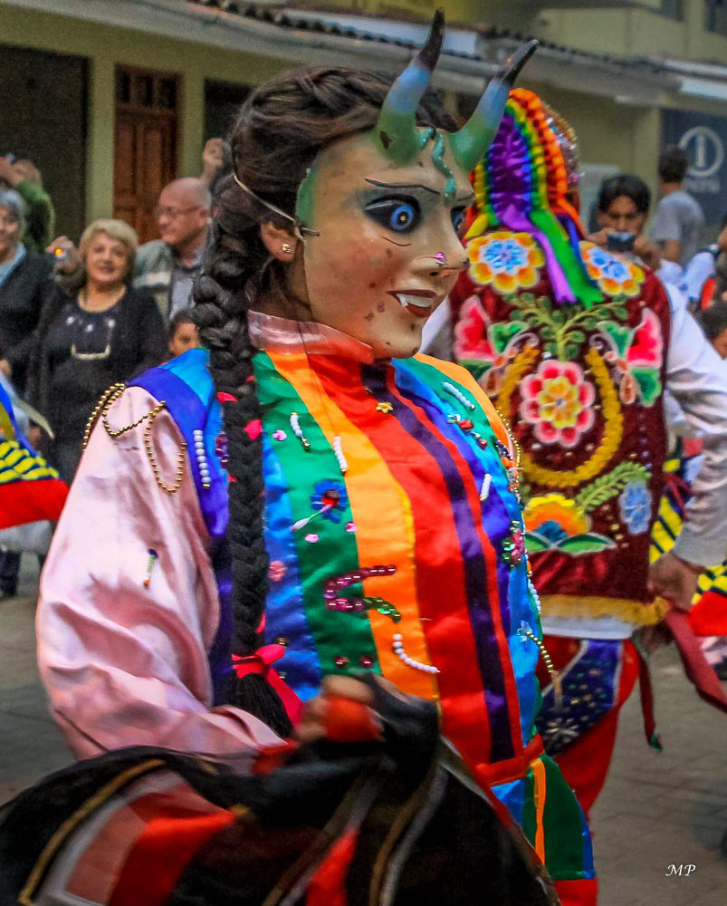 La fête des croix dans les zones andines est une fête traditionnelle début mai où le sacré et le profane s'intègrent dans une seule manifestation pleine de vitalité et d'allégresse.