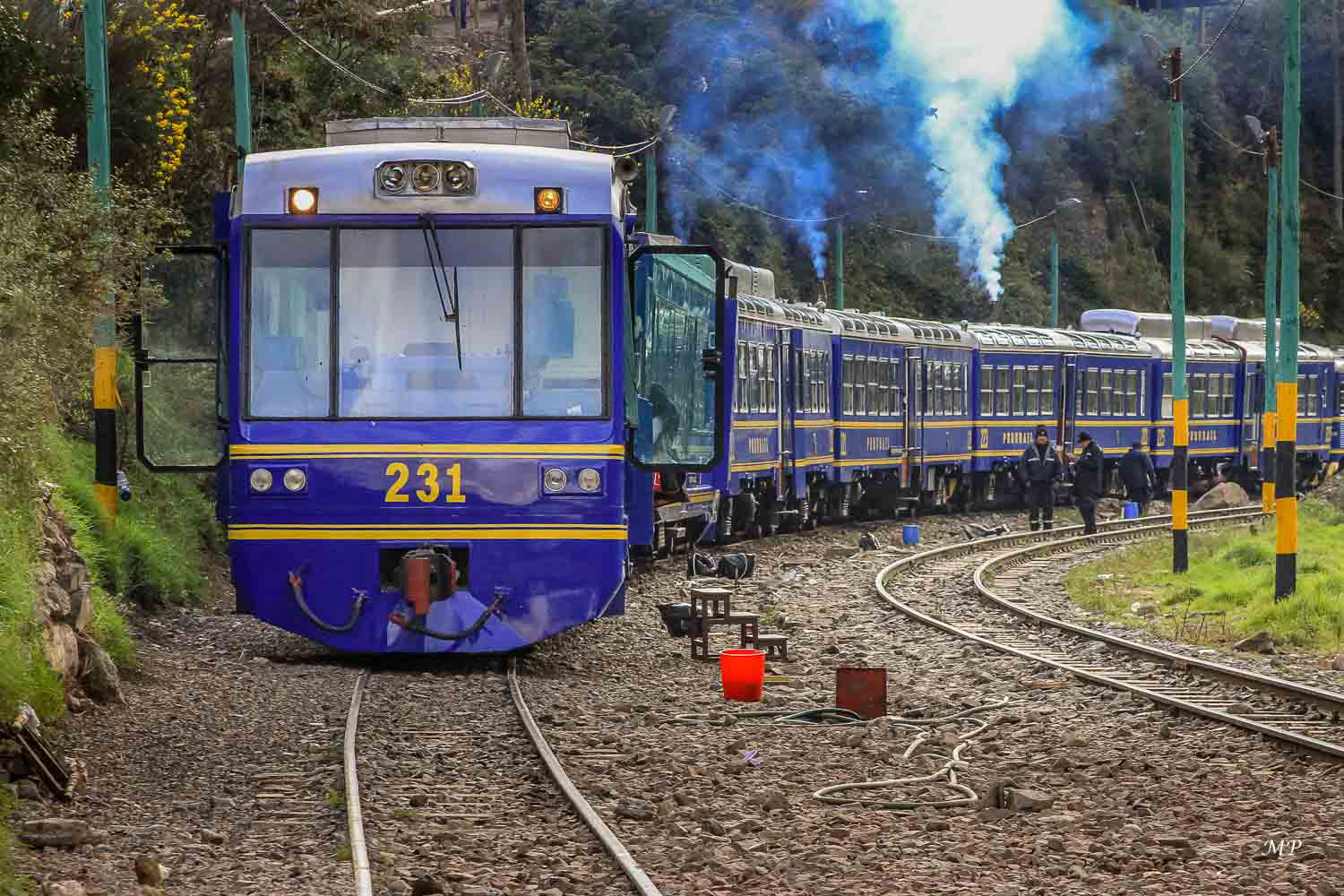 Machu Picchu - Suspendue aux sommets abrupts de la Cordillère des Andes, la route sacrée des Incas est accessible par les rails.